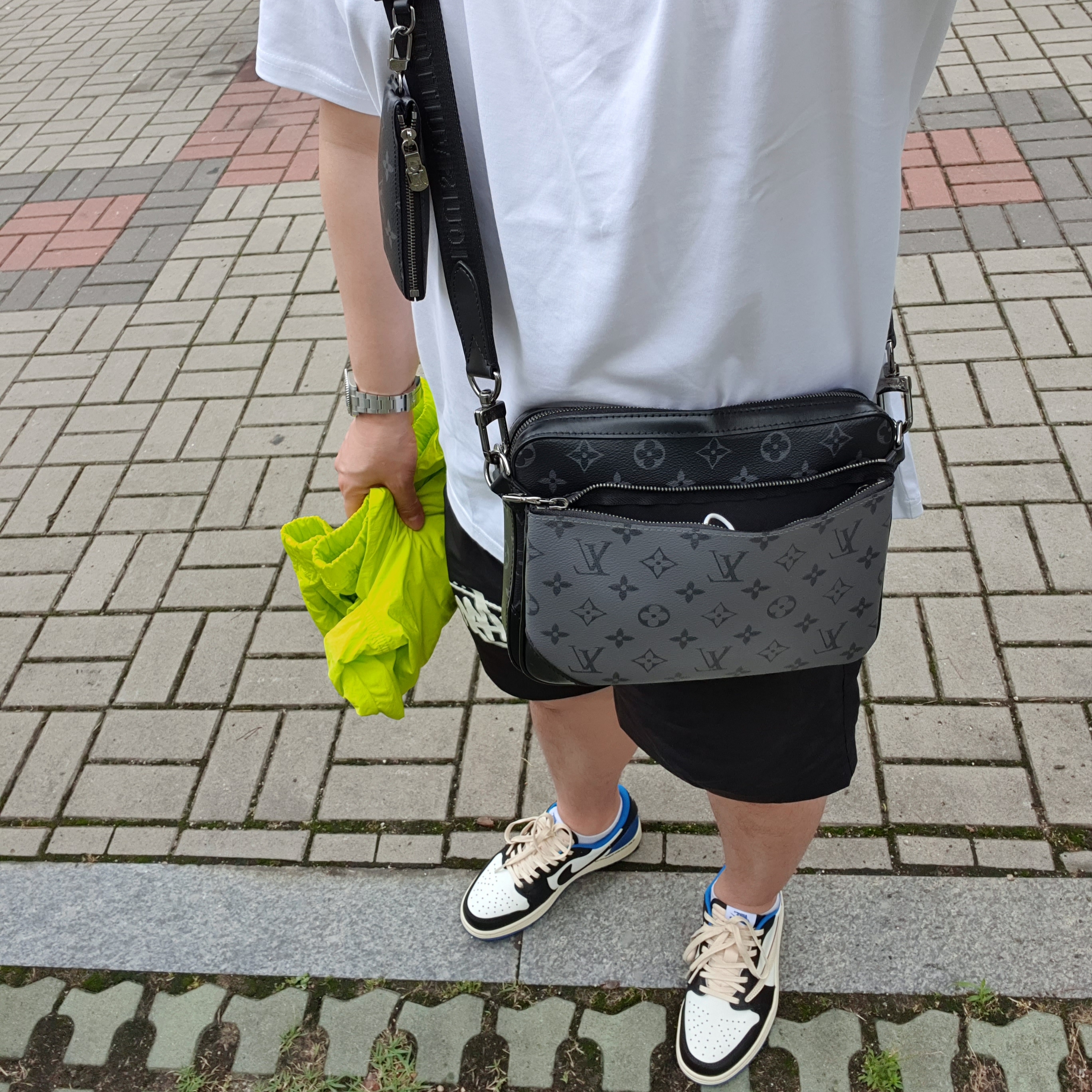 Jordan 1 x Travis Scott x Fragment Retro Low OG SP Military Blue, Louis Vuitton Trio Messenger Monogram Eclipse 착용 스타일 - 3