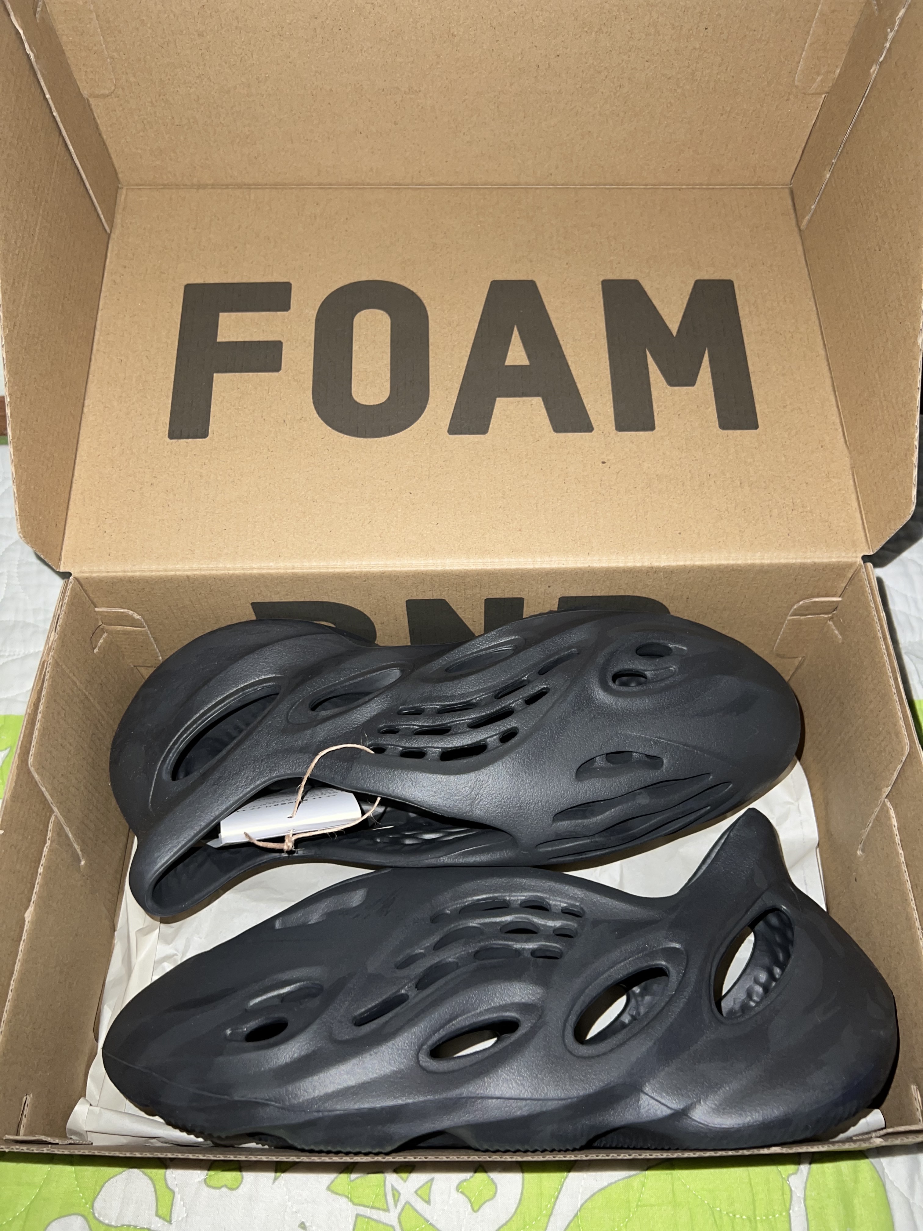 Adidas Yeezy Foam RNNR Onyx, Off-White x Amore Pacific Protection Box (Without Cosmetics) 착용 스타일 - 3