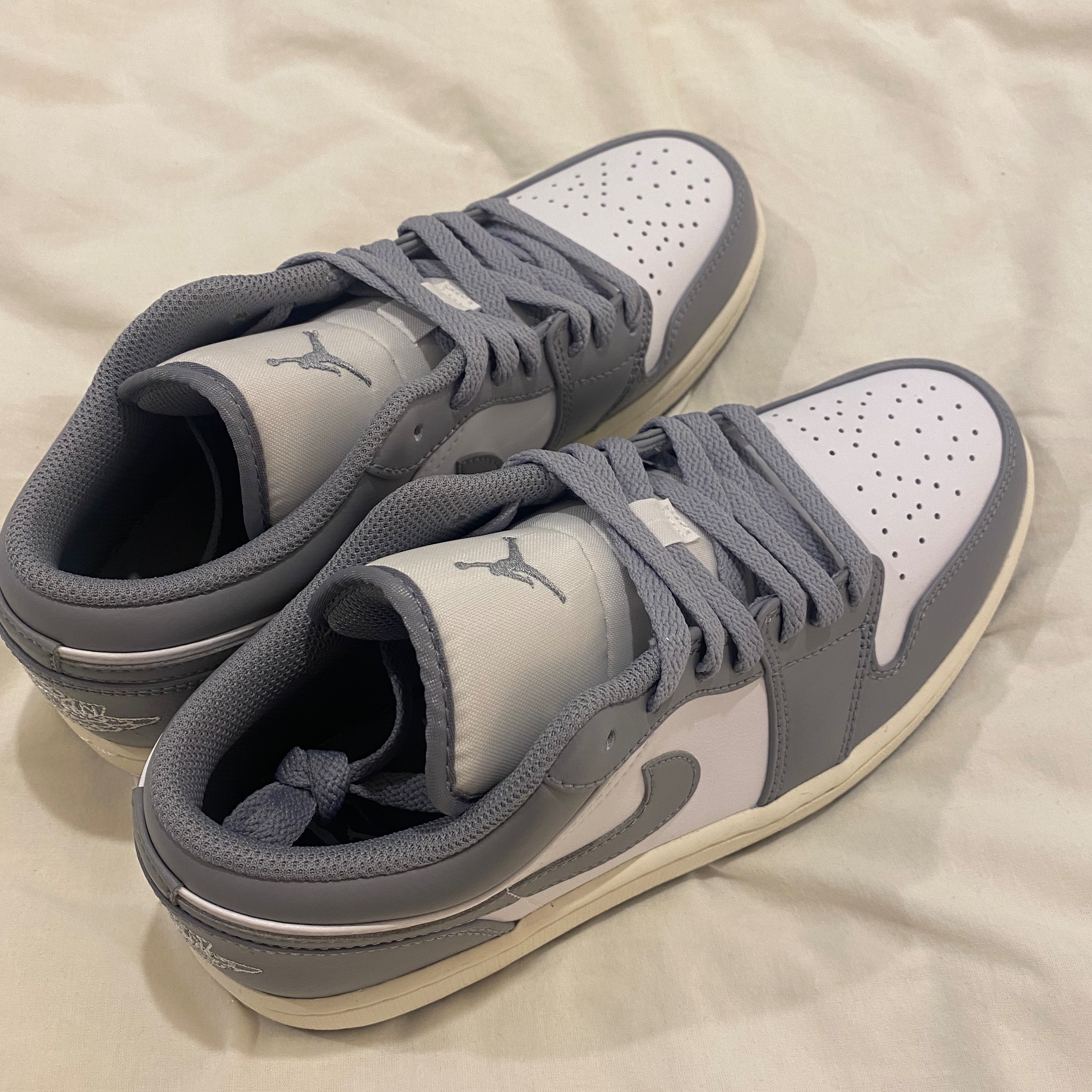 Jordan 1 Low Stealth and White 착용 스타일 - 5
