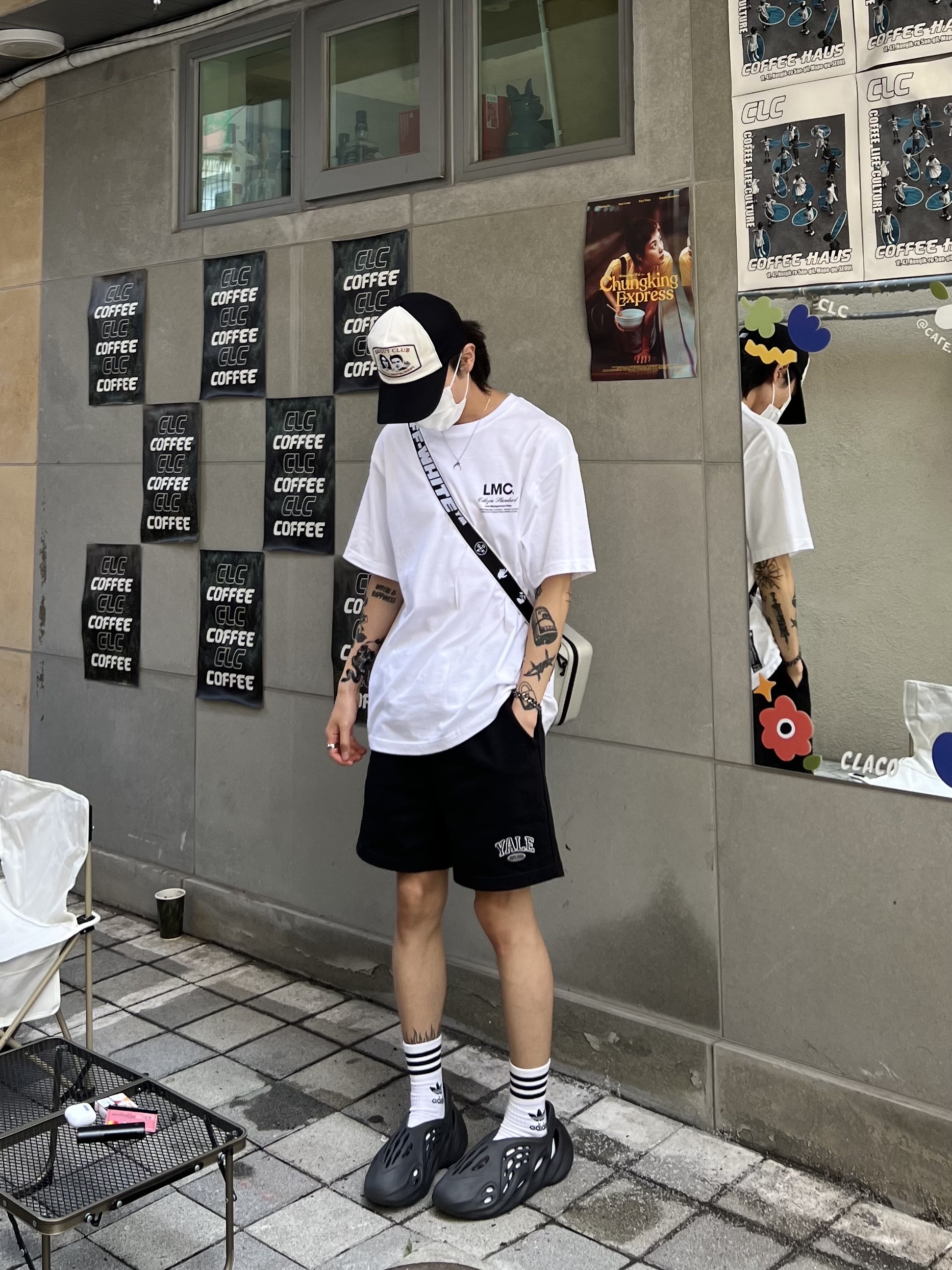 Adidas Yeezy Foam RNNR Onyx, Off-White x Amore Pacific Protection Box (Without Cosmetics) 착용 스타일 - 2