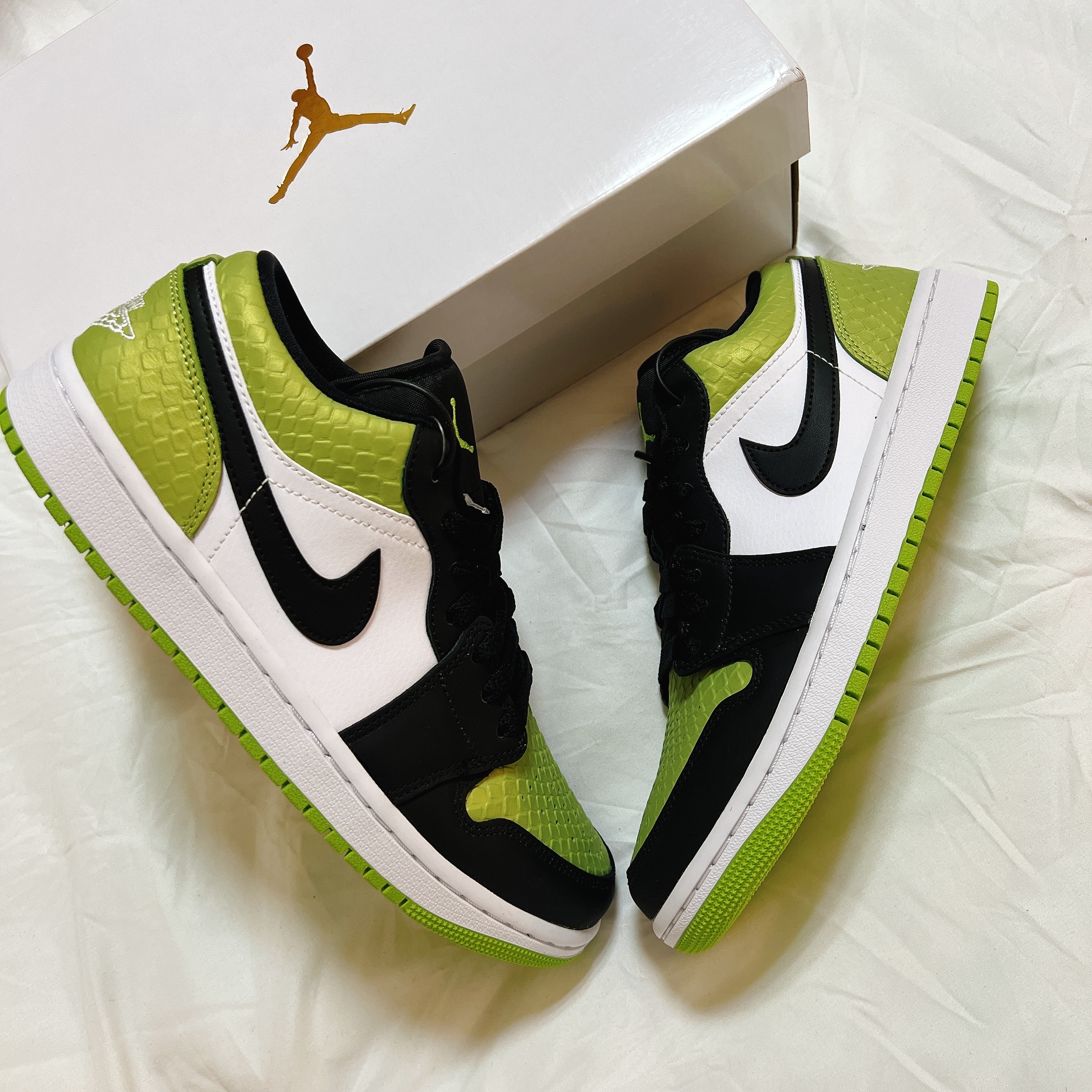(W) Jordan 1 Low Vivid Green and Black 착용 스타일