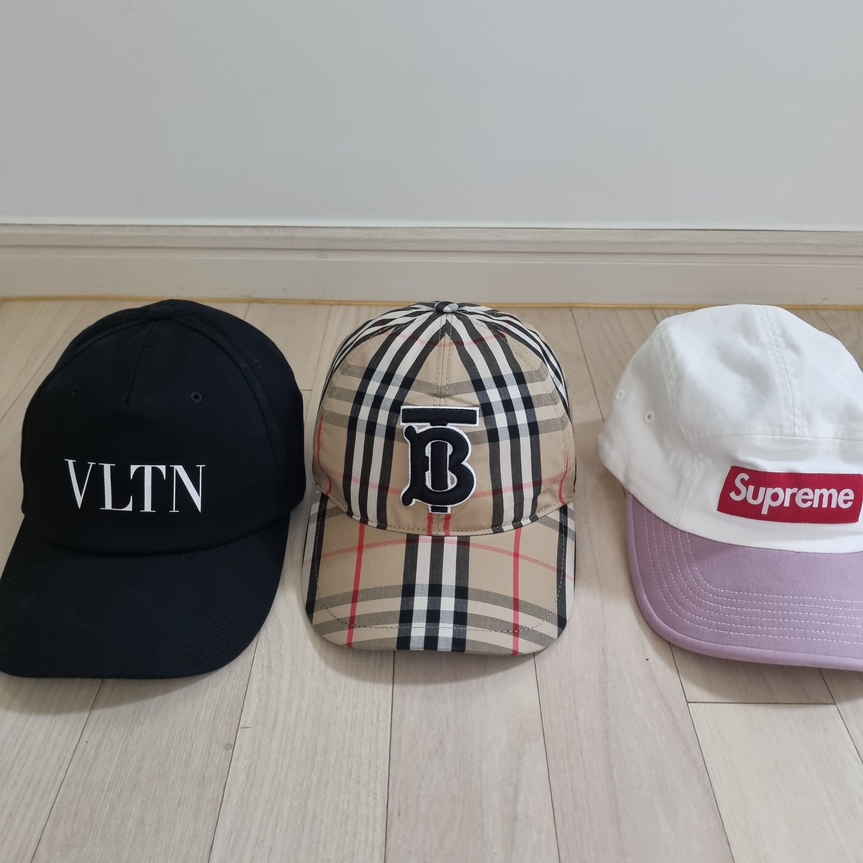 Burberry Monogram Motif Vintage Check Cotton Baseball Cap Archive Beige, Supreme 2-Tone Twill Camp Cap White - 22SS 착용 스타일