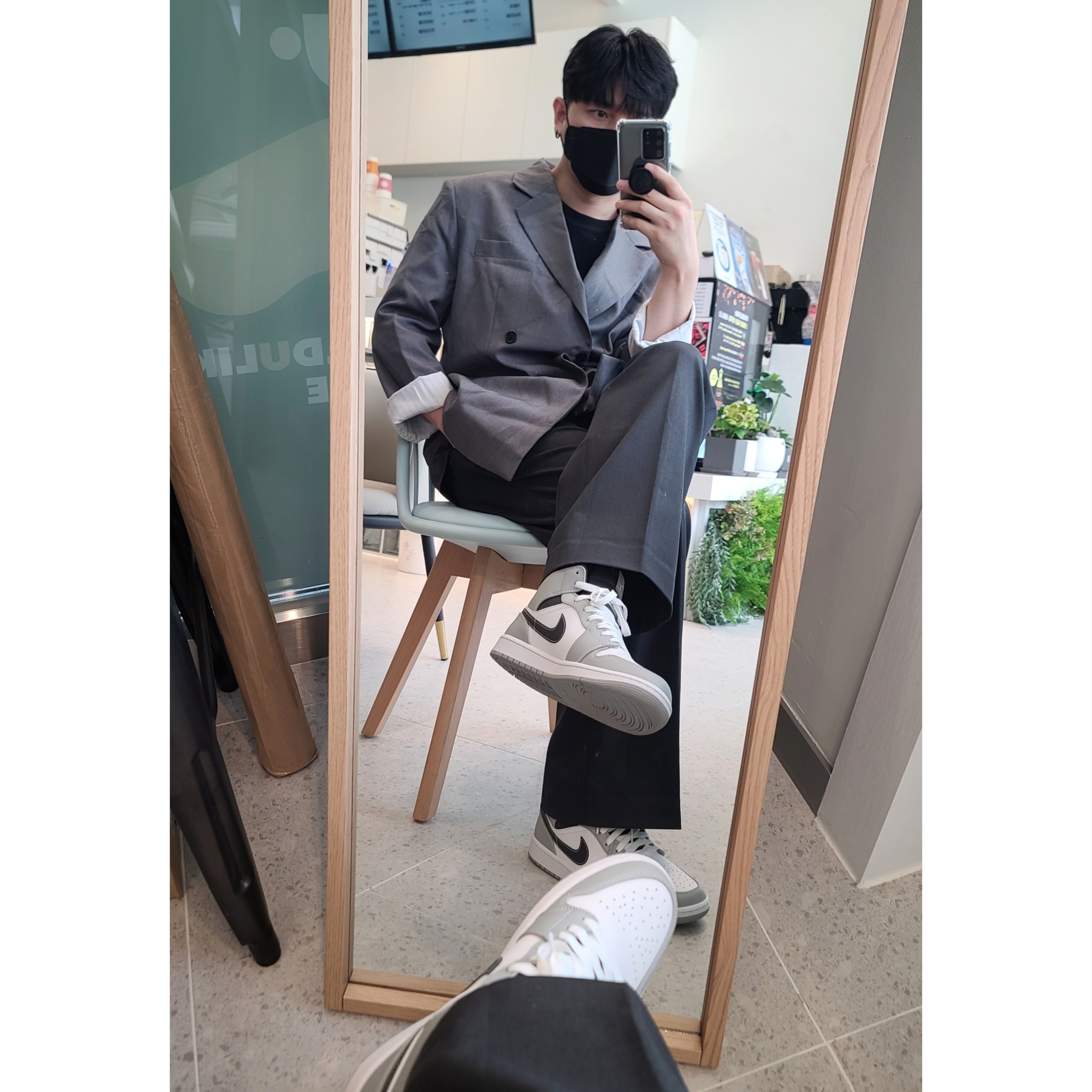 Jordan 1 Mid Light Smoke Grey Anthracite 착용 스타일 - 1