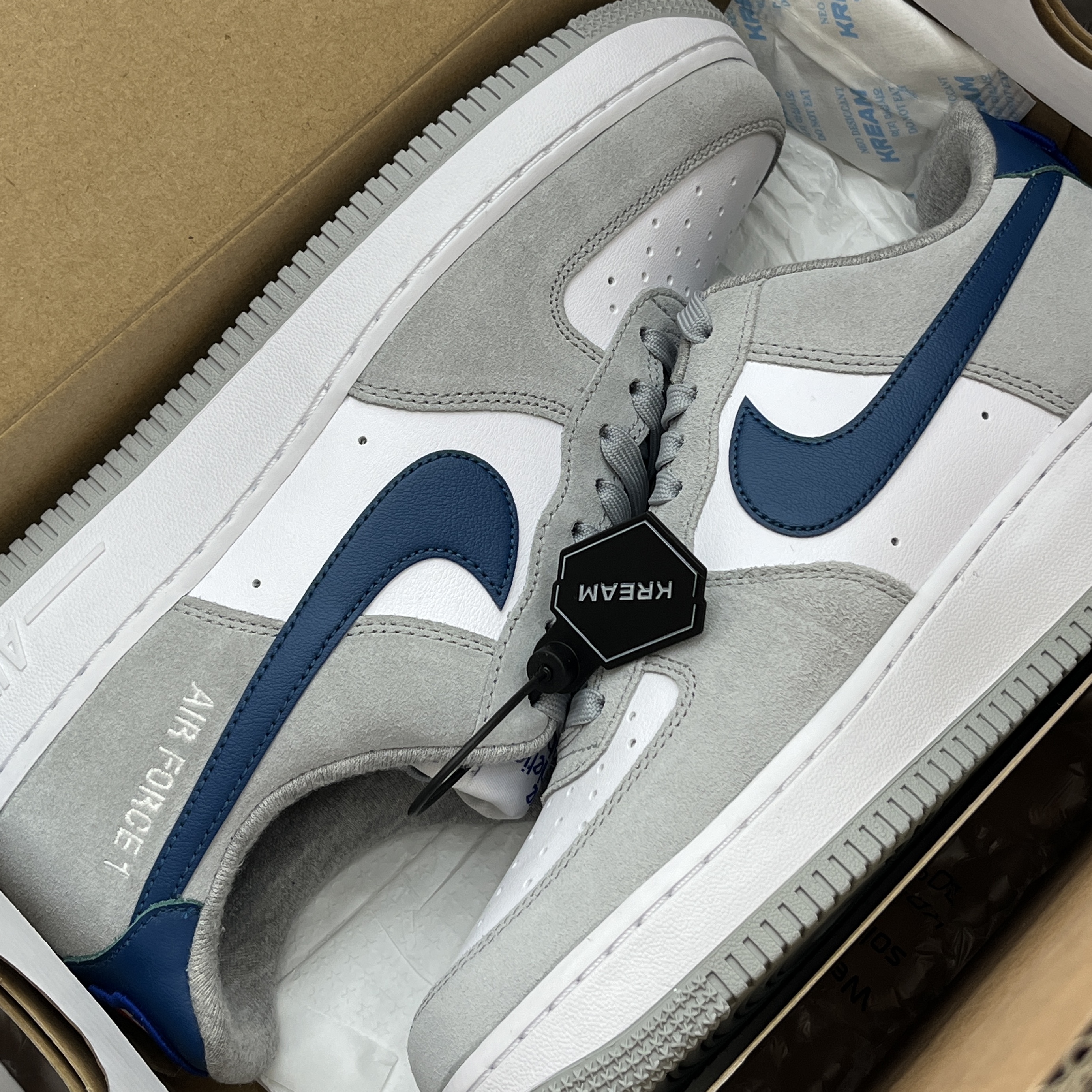 Nike Air Force 1 '07 LV8 Athletic Club Light Smoke Grey Marina 착용 스타일 - 2