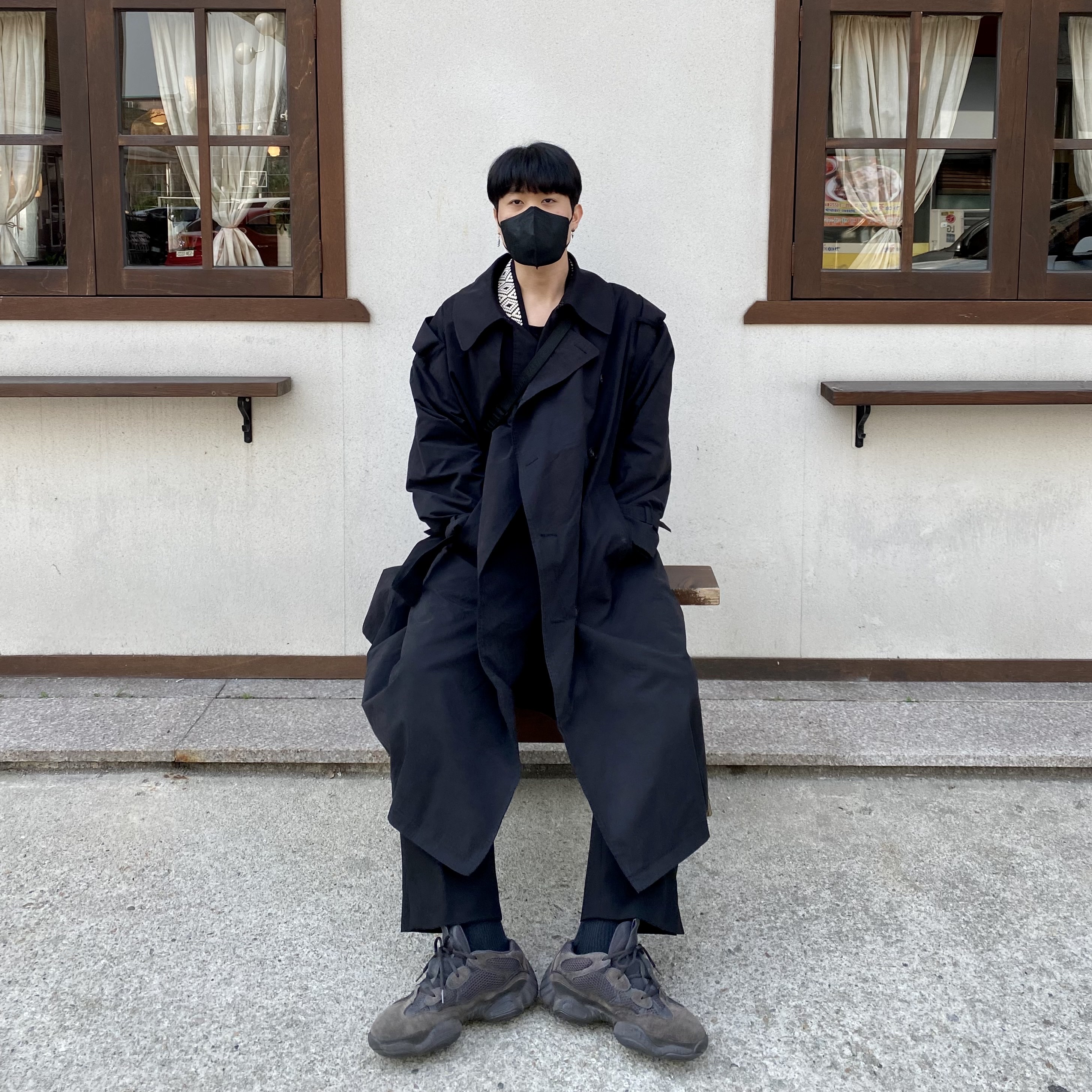 Adidas Yeezy 500 Utility Black 2018/2020, Ader Error x Eastpak Shoulder Bag Black 착용 스타일