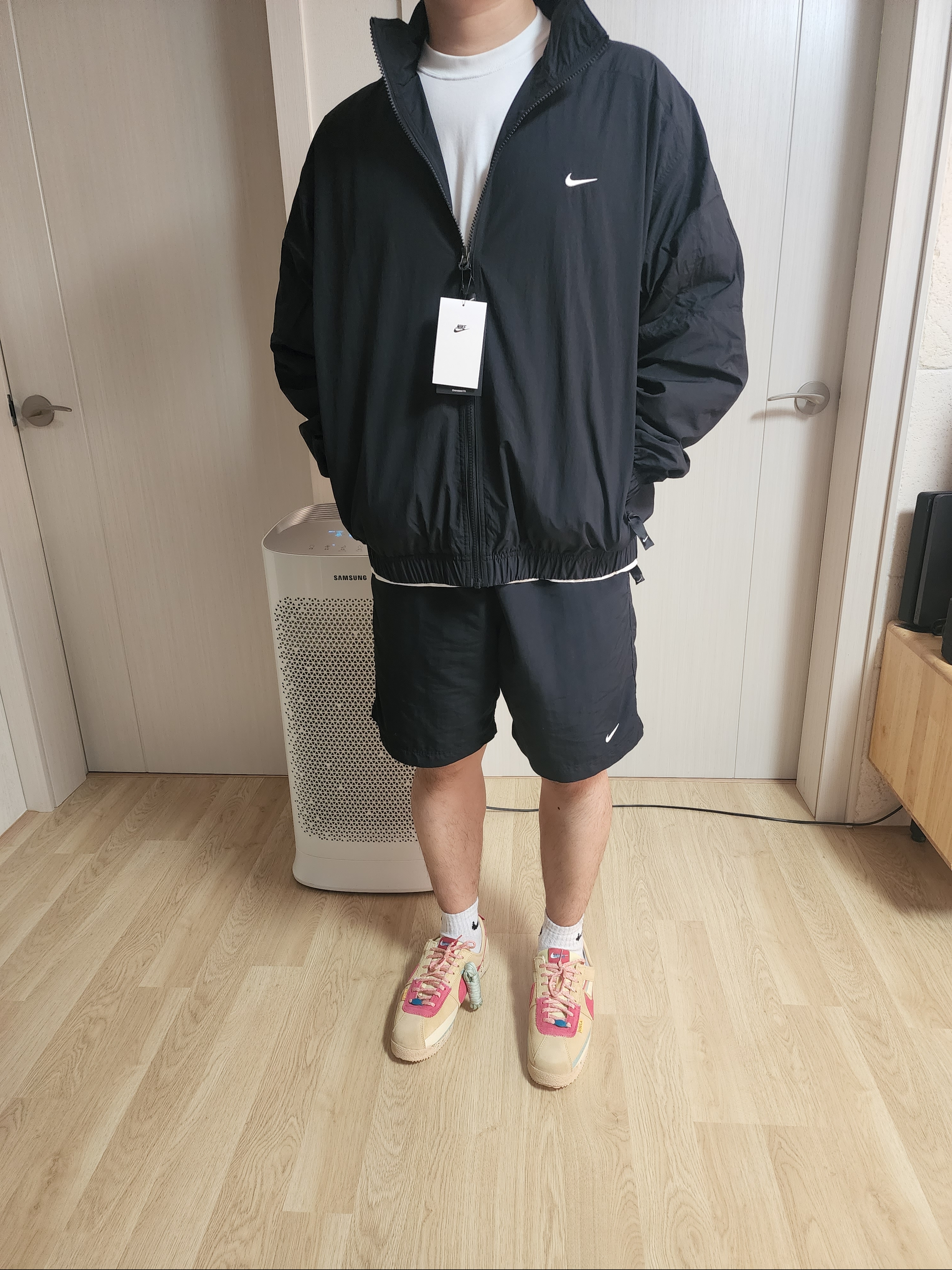 Nike NRG Solo Swoosh Woven Track Pants Black White - Asia, Nike NRG Solo Swoosh Woven Track Jacket Black - Asia 착용 스타일 - 2