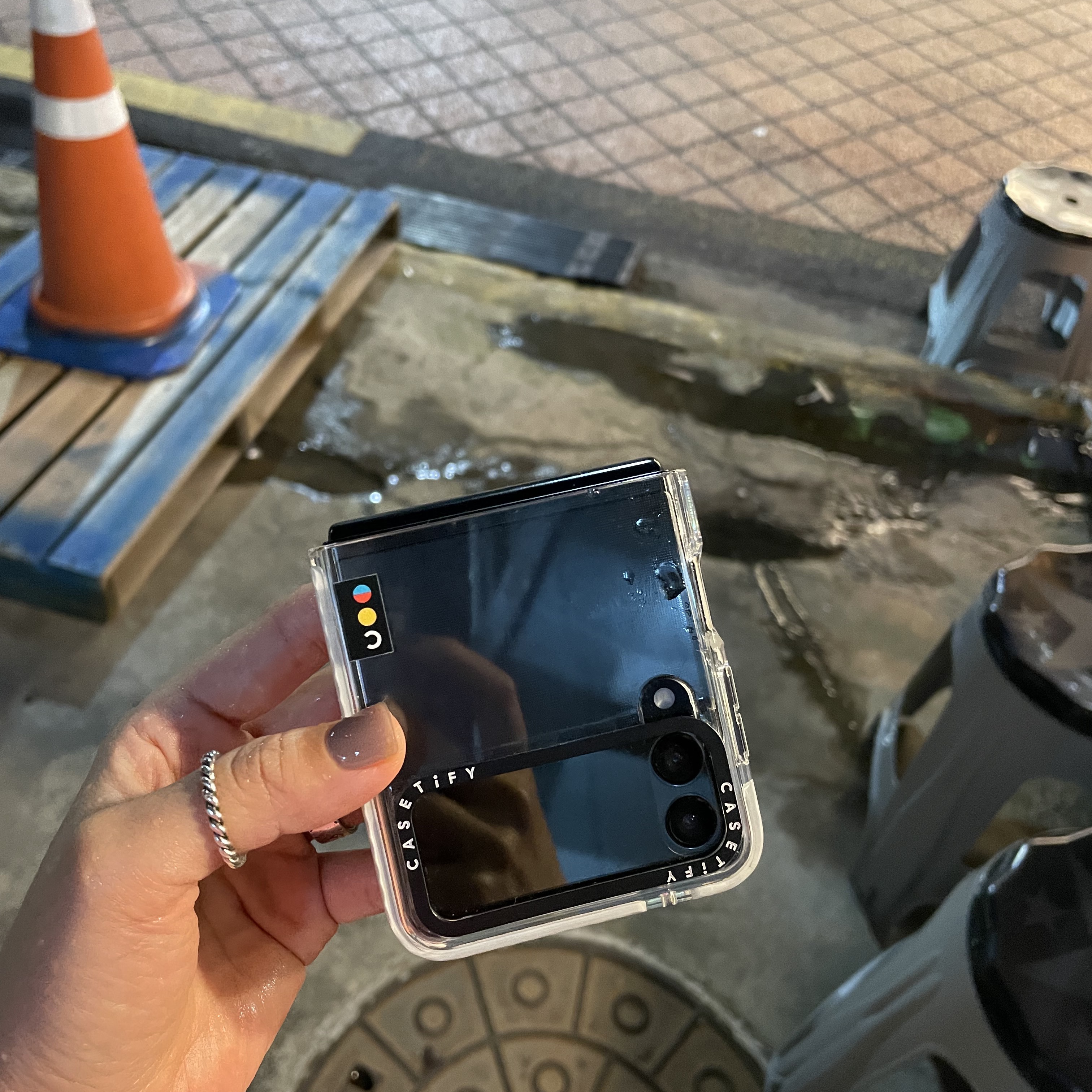 Casetify x IAB Studio Galaxy Black Logo Case Clear Black, Casetify x IAB Studio Galaxy White Logo Case Clear 착용 스타일 - 2