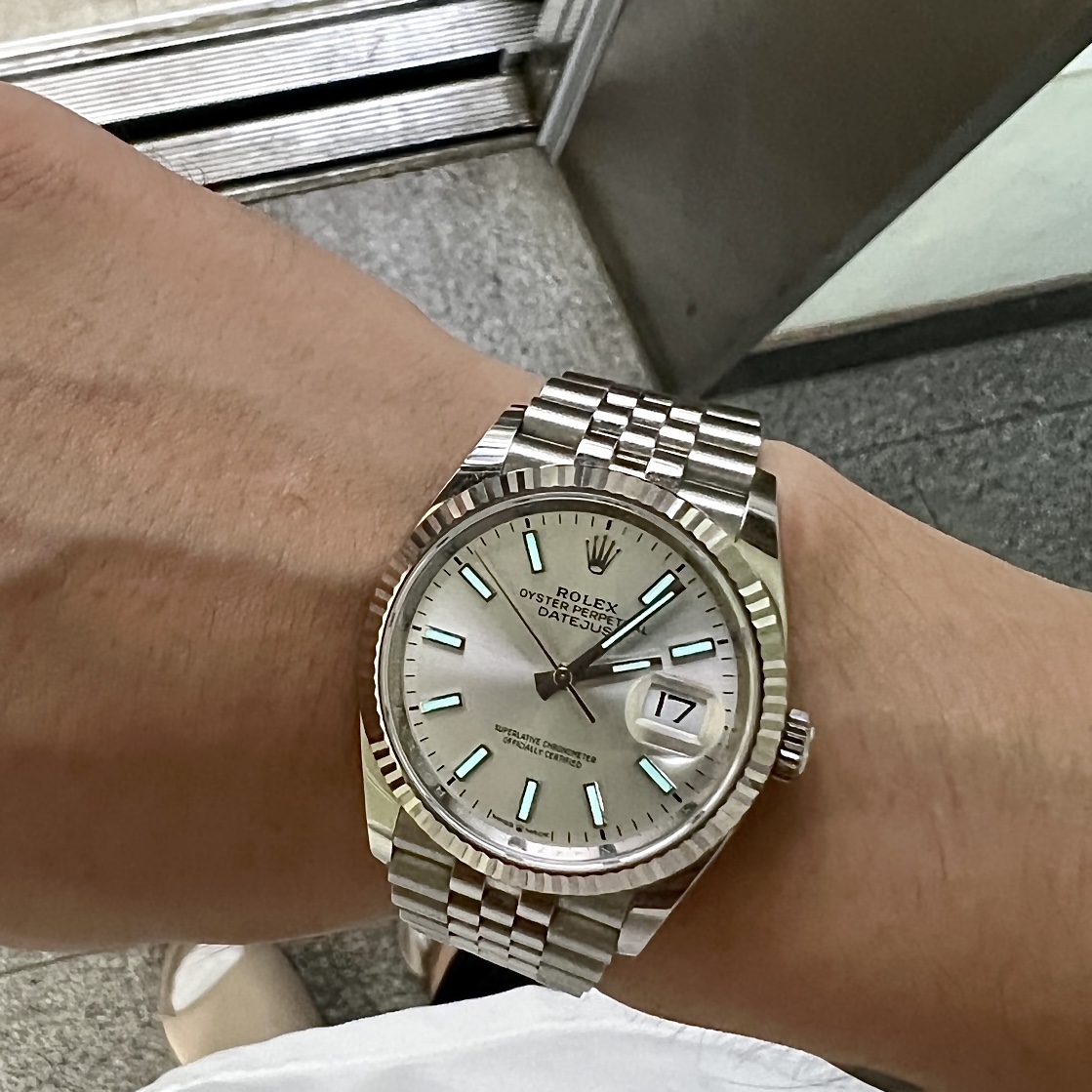 Rolex Datejust 36mm 126234 Silver Jubilee, Adidas Yeezy Slide Pure 착용 스타일