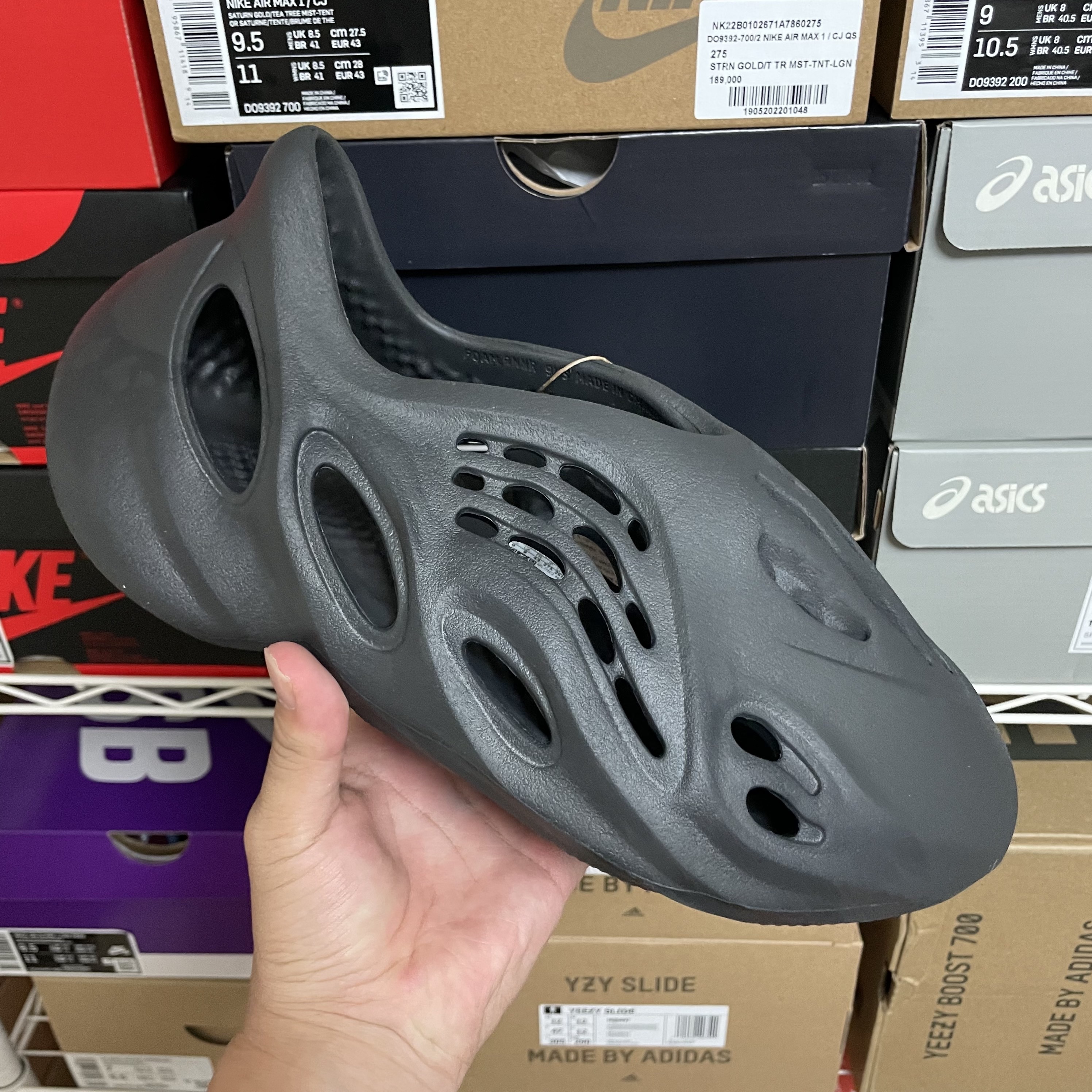 Adidas Yeezy Foam RNNR Onyx 착용 스타일