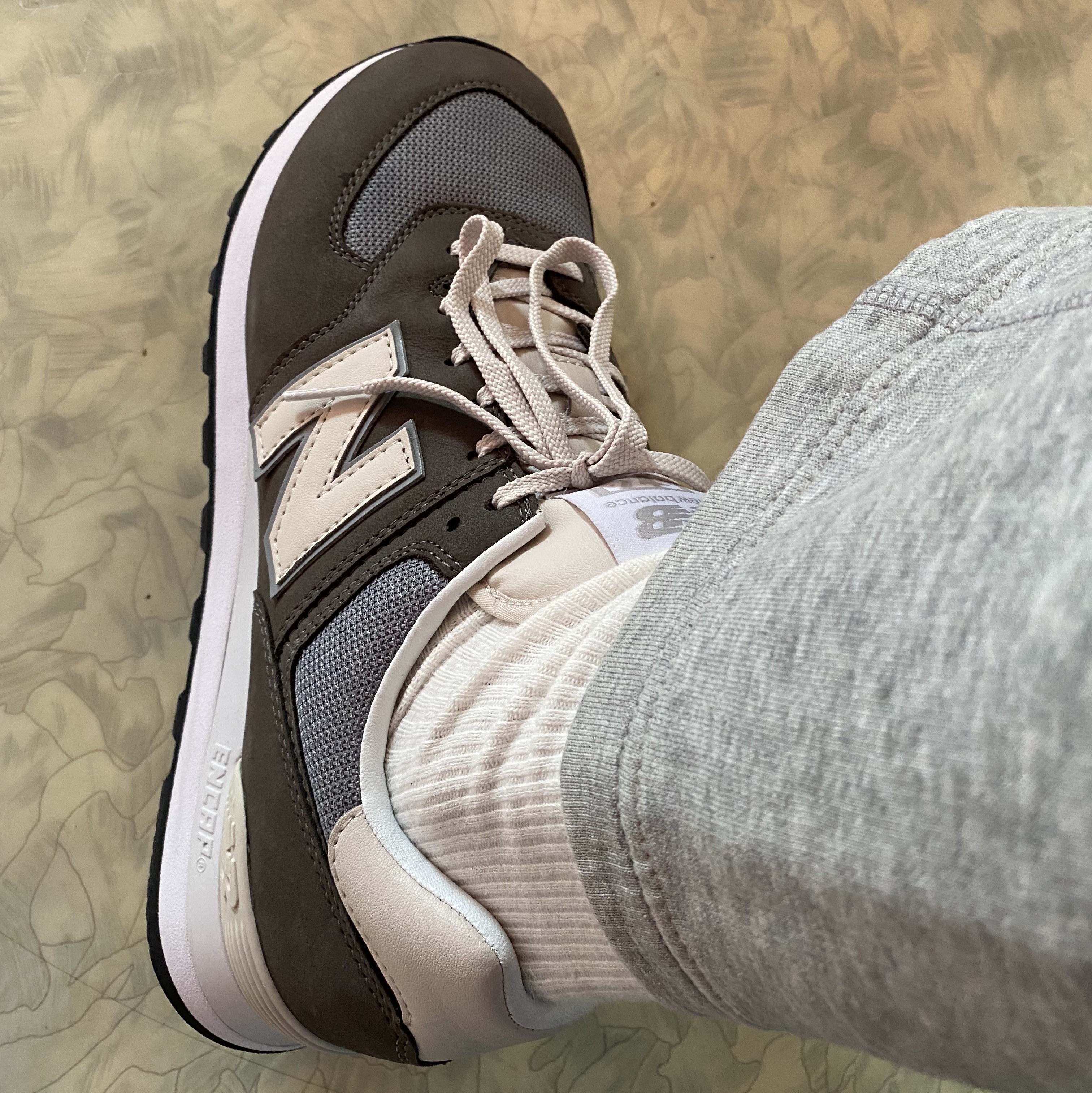 New Balance 574 Classic Grey 착용 스타일 - 2