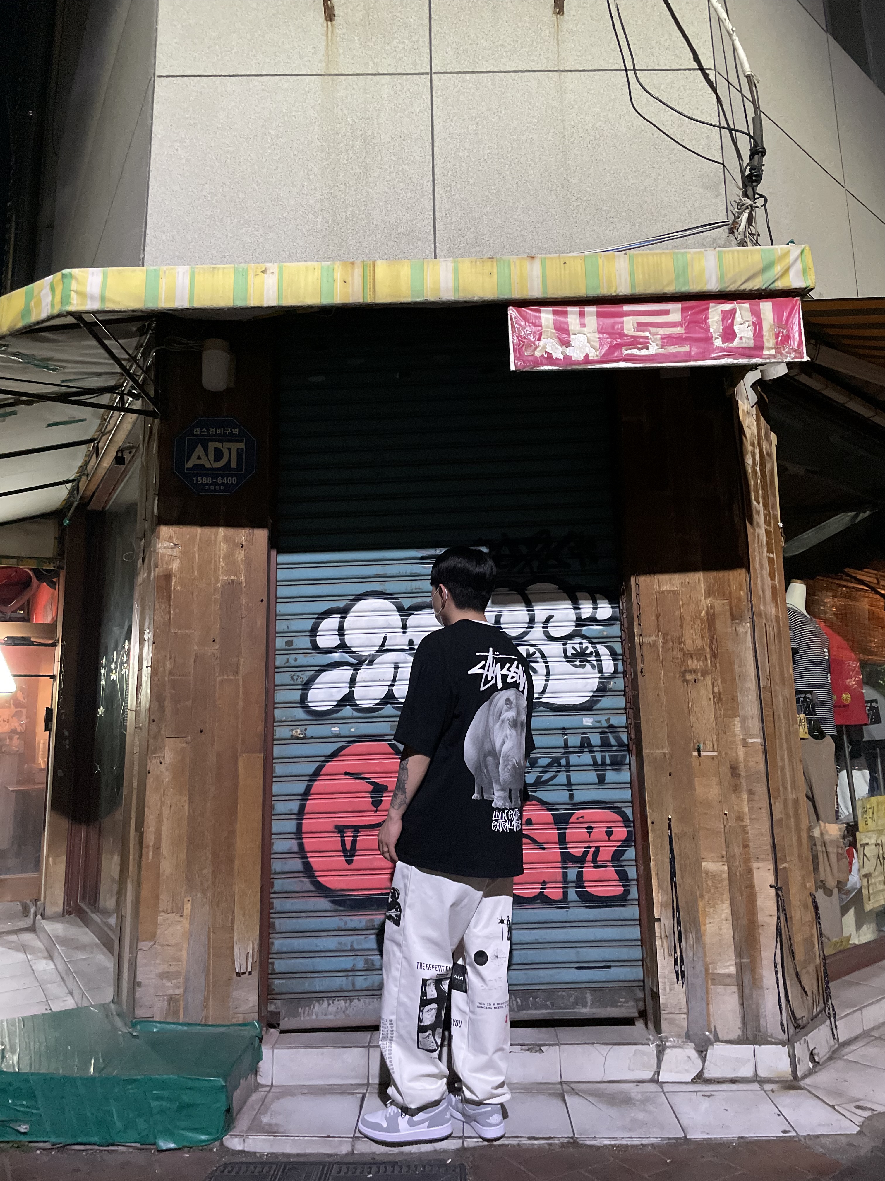 (W) Jordan 1 Low White Wolf Grey, Stussy Livin' Large T-Shirt Black 착용 스타일 - 1
