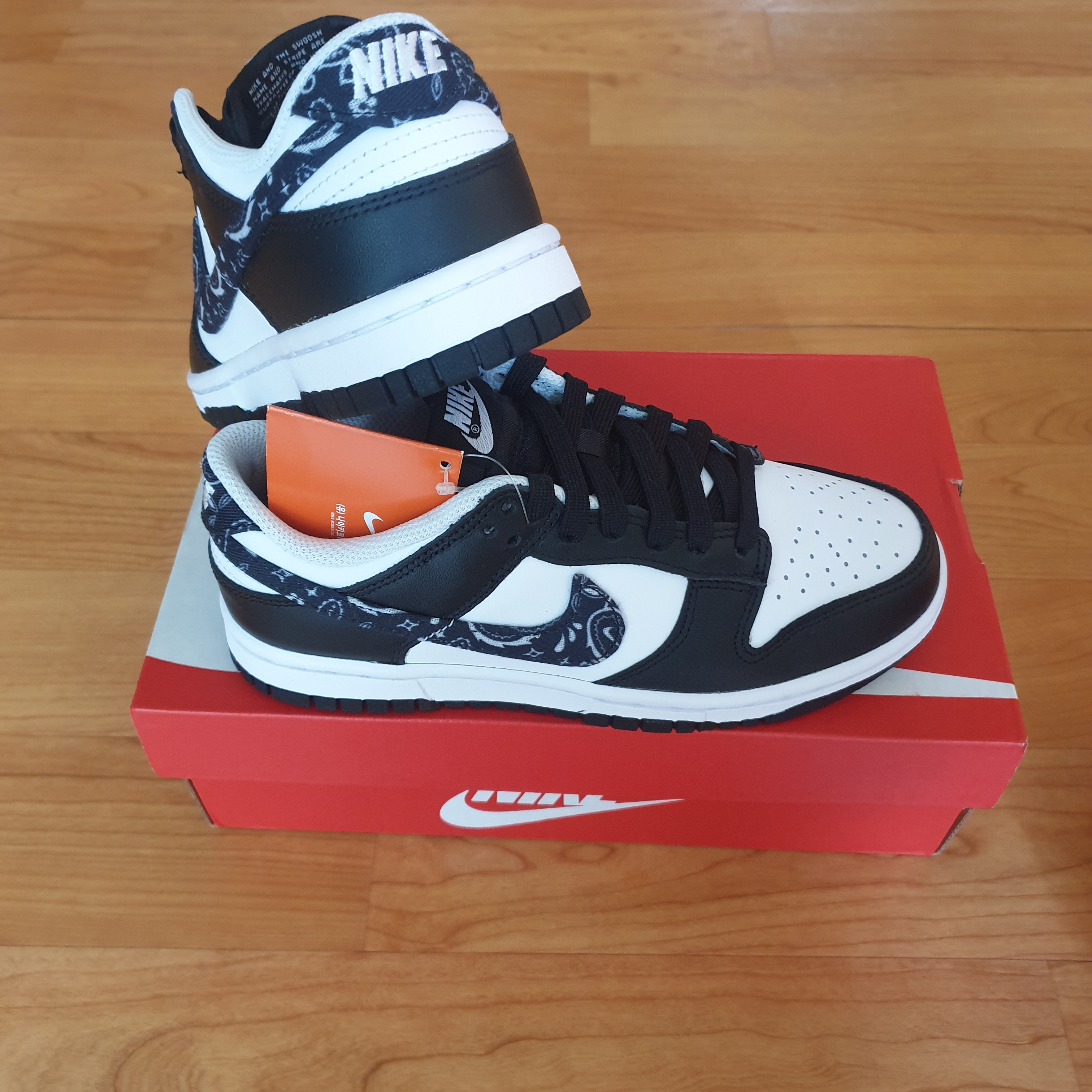 (W) Nike Dunk Low Essential Black Paisley 착용 스타일