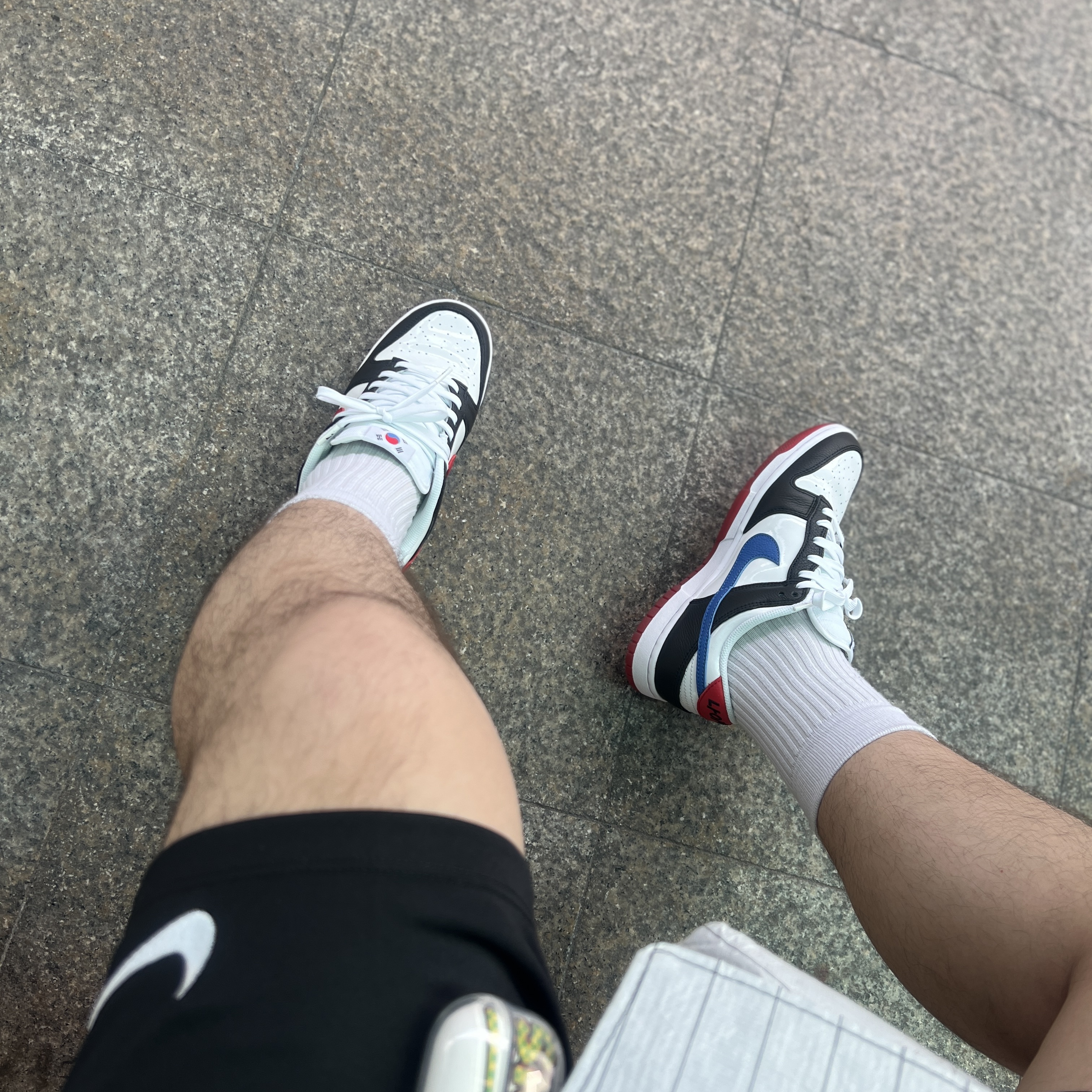 Nike Dunk Low SE Seoul, Apple AirPods Pro (Korean Ver.) 착용 스타일