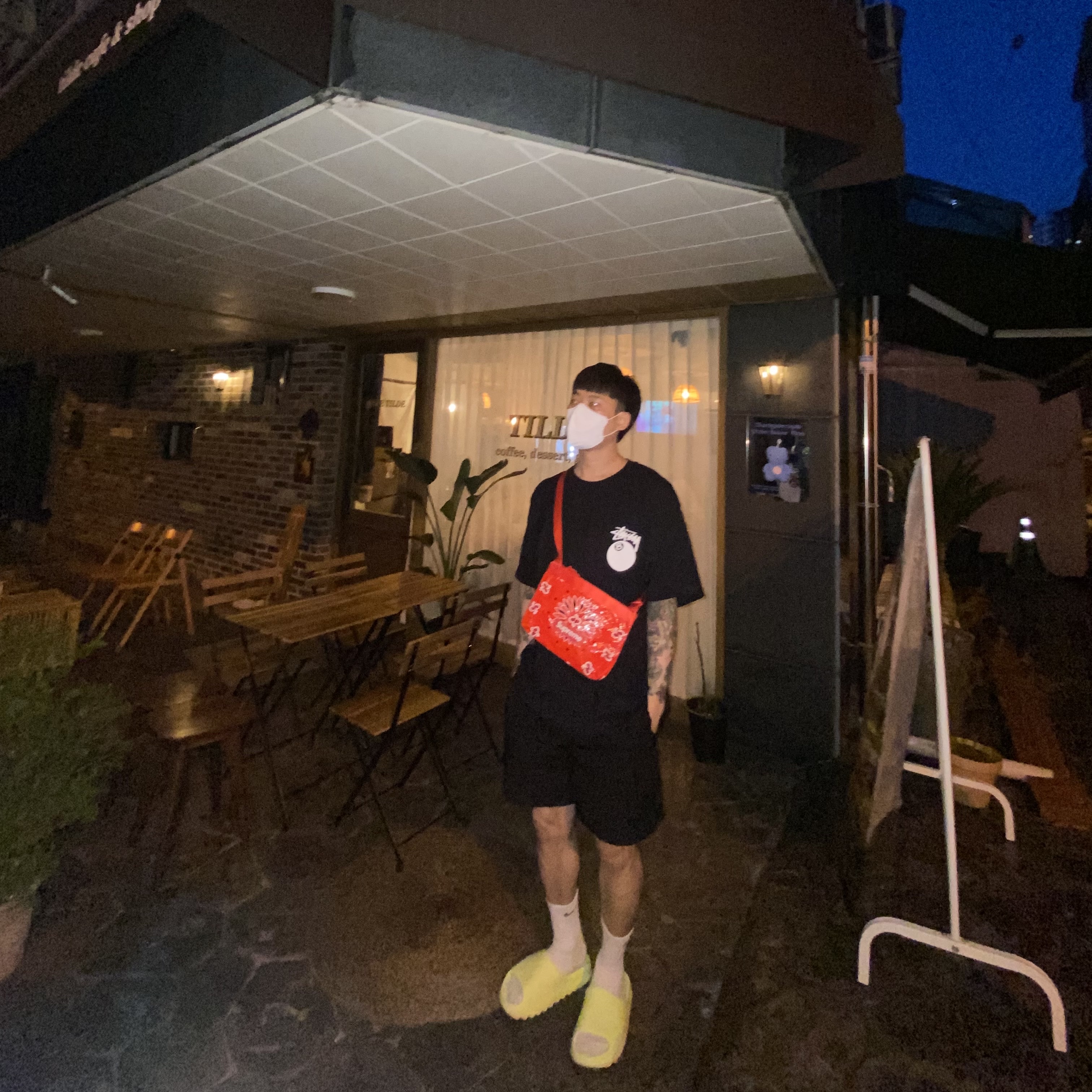 Supreme Bandana Tarp Side Bag Red - 21SS, Adidas Yeezy Slide Glow Green 2022/2023 착용 스타일 - 2