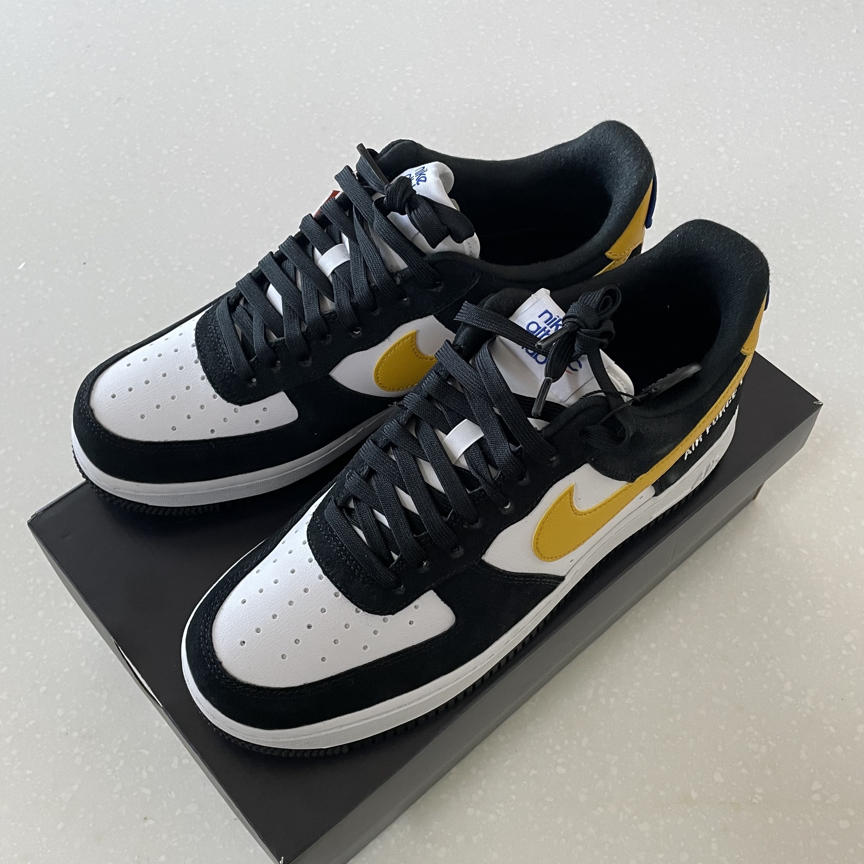 Nike Air Force 1 '07 LV8 Athletic Club Black Dark Sulfur 착용 스타일 - 1