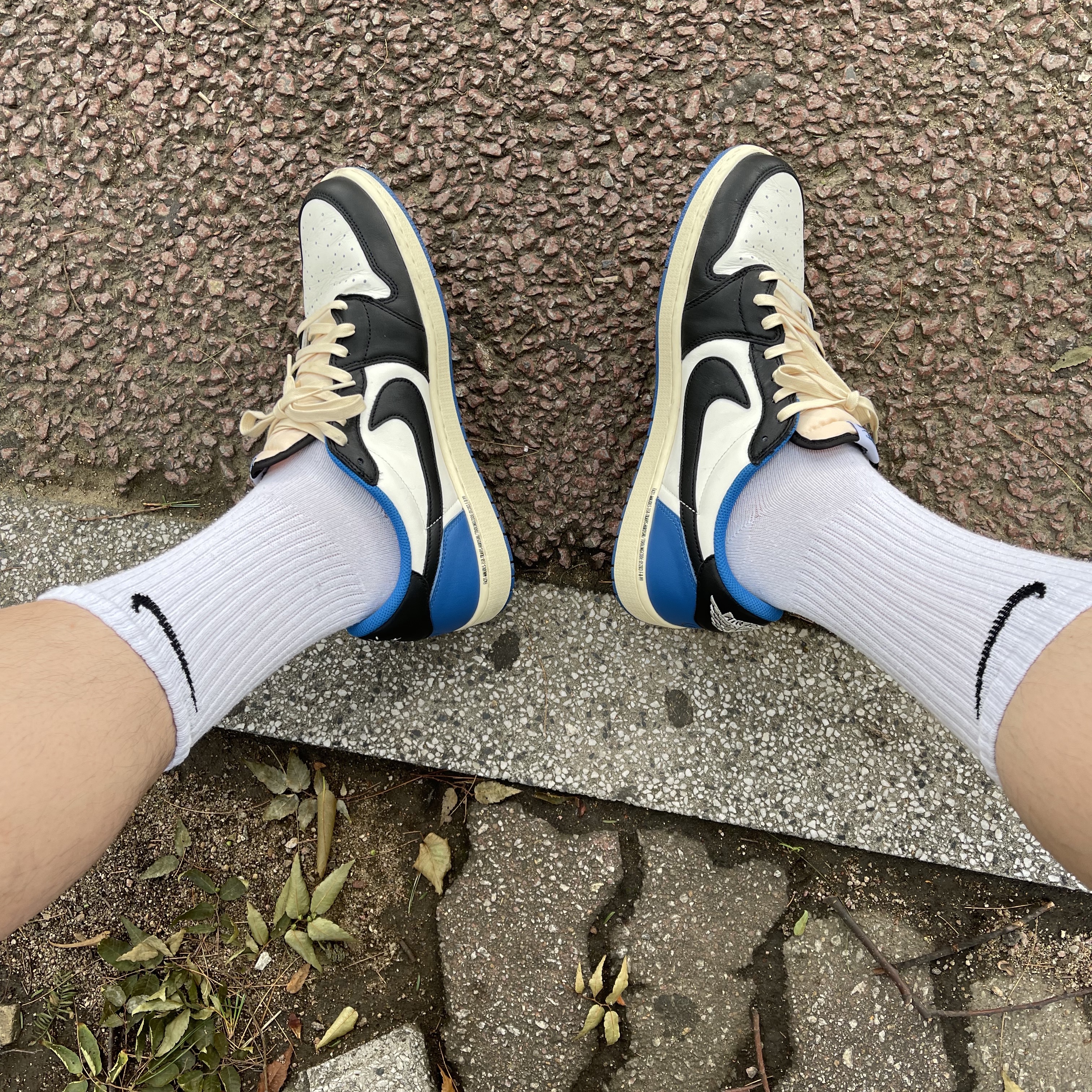 Jordan 1 x Travis Scott x Fragment Retro Low OG SP Military Blue 착용 스타일 - 2