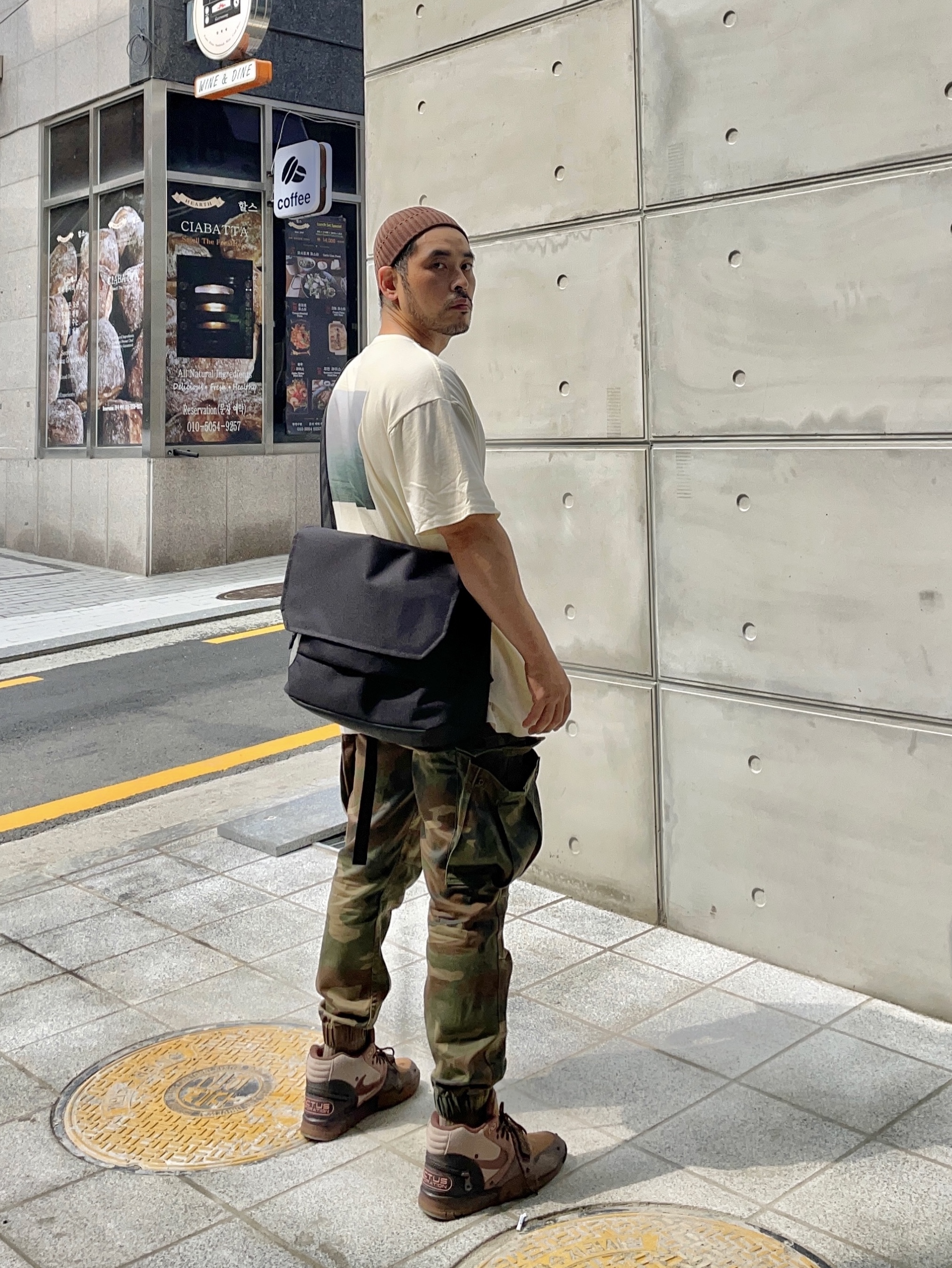 Nike x Travis Scott Air Trainer 1 Archaeo Brown and Rust Pink 착용 스타일