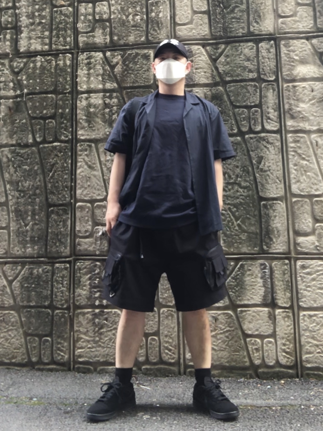 Darkr8m Studio White Logo Cap, Nike ACG Cargo Shorts Black - Asia 착용 스타일