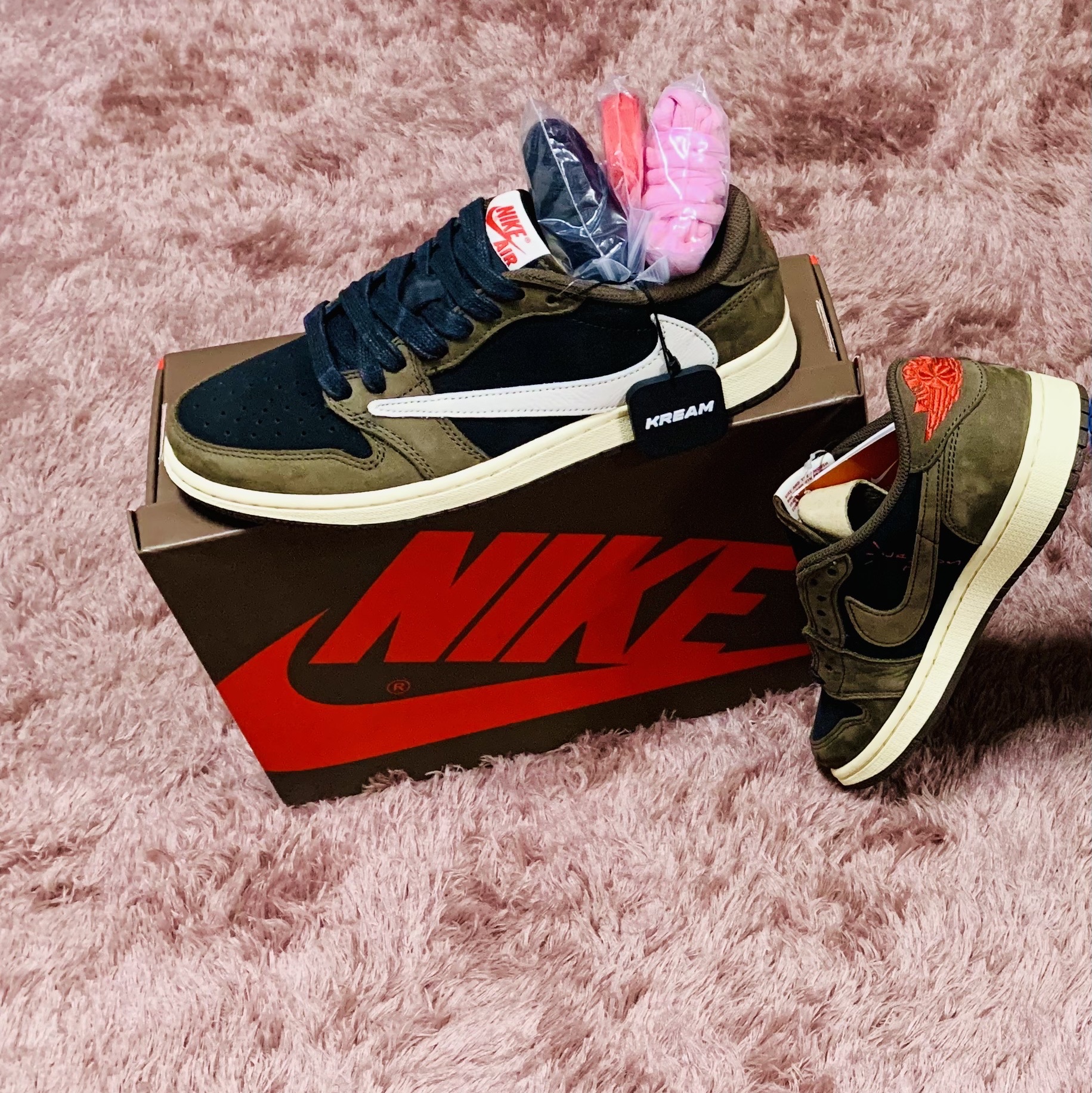 Jordan 1 x Travis Scott Retro Low OG SP Mocha 착용 스타일 - 3