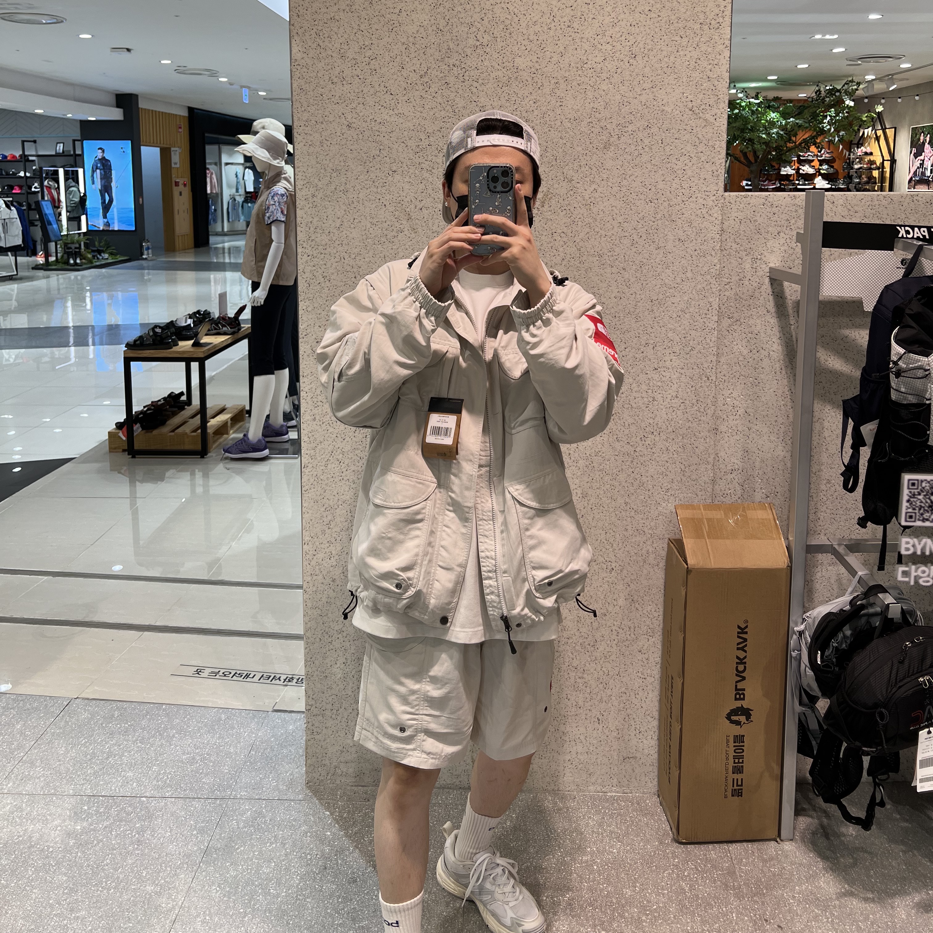 Supreme x The North Face Trekking Convertible Jacket Stone - 22SS, Supreme x The North Face Trekking Packable Belted Shorts Stone - 22SS 착용 스타일