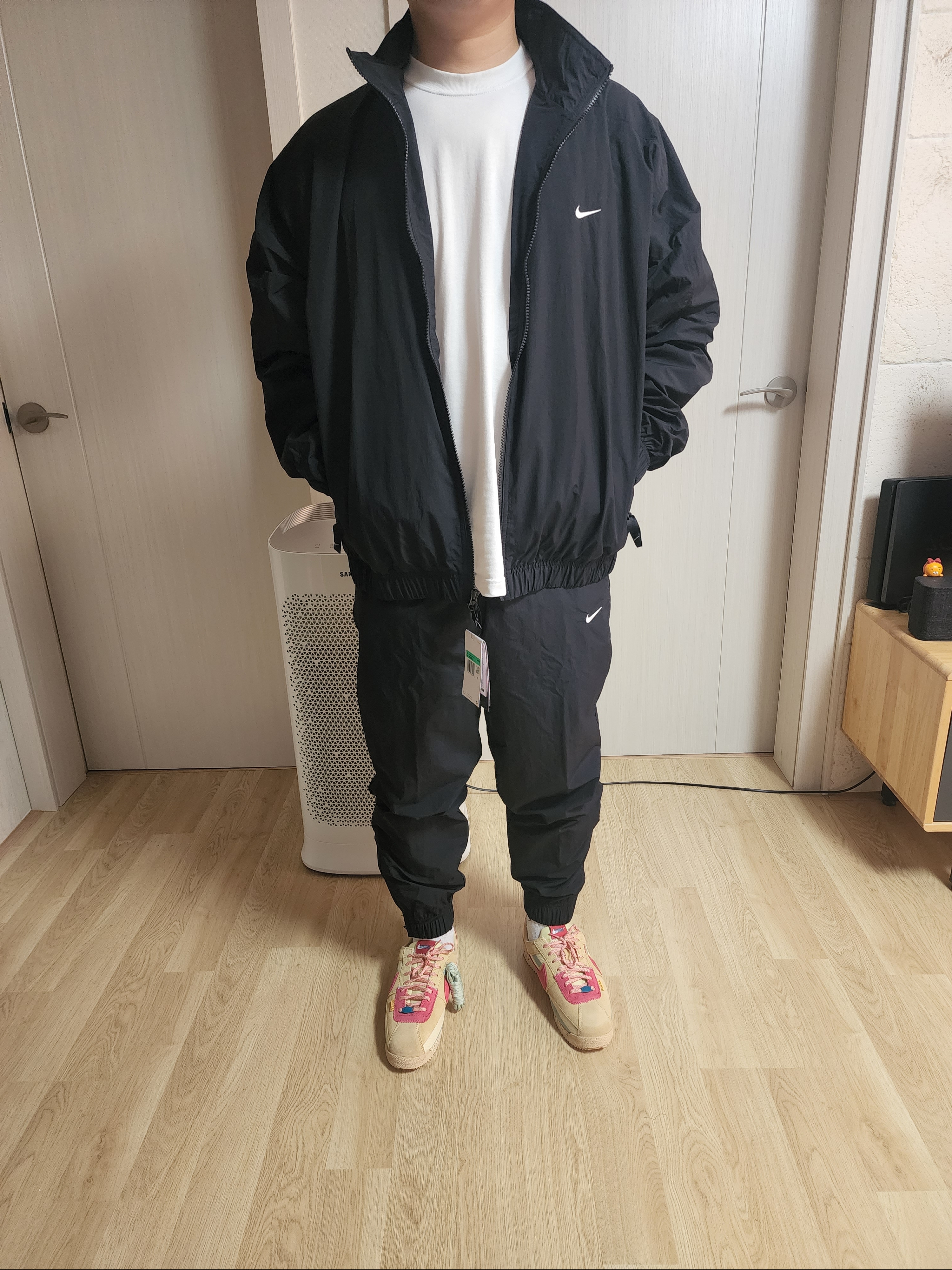 Nike NRG Solo Swoosh Woven Track Pants Black White - Asia, Nike NRG Solo Swoosh Woven Track Jacket Black - Asia 착용 스타일 - 1