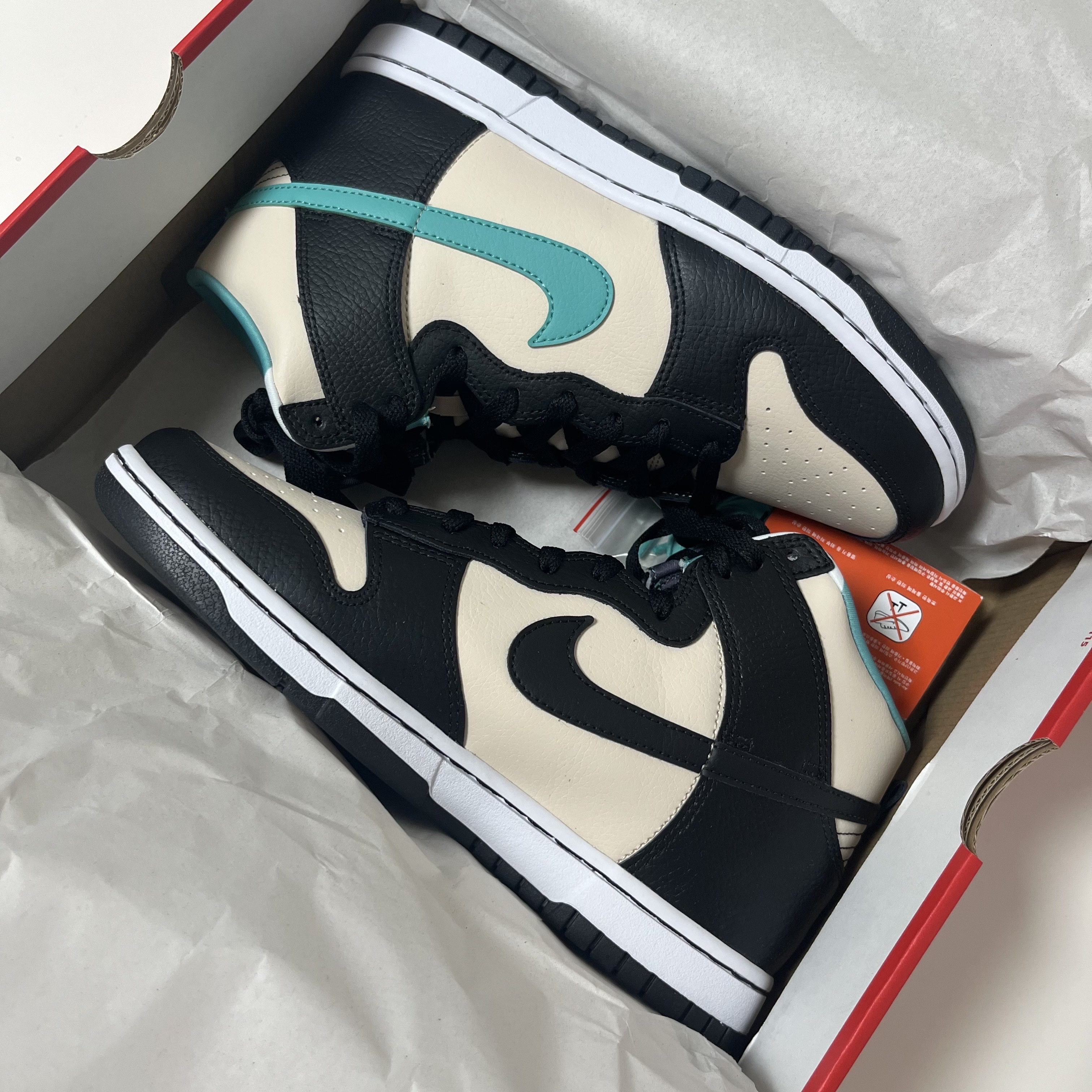 Nike Dunk High Retro EMB Pearl White Washed Teal and Black 착용 스타일