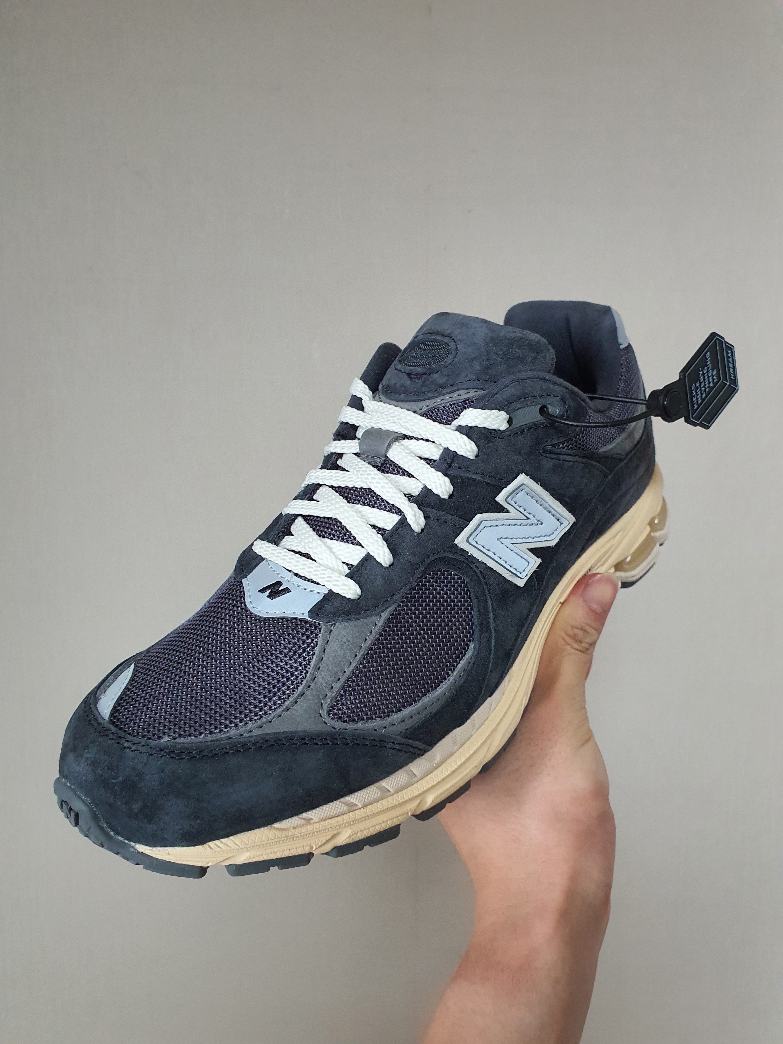 New Balance 2002R Special Vintage Black Grey, Double RL Garment Dyeing Twill Ball Cap Black 착용 스타일 - 2