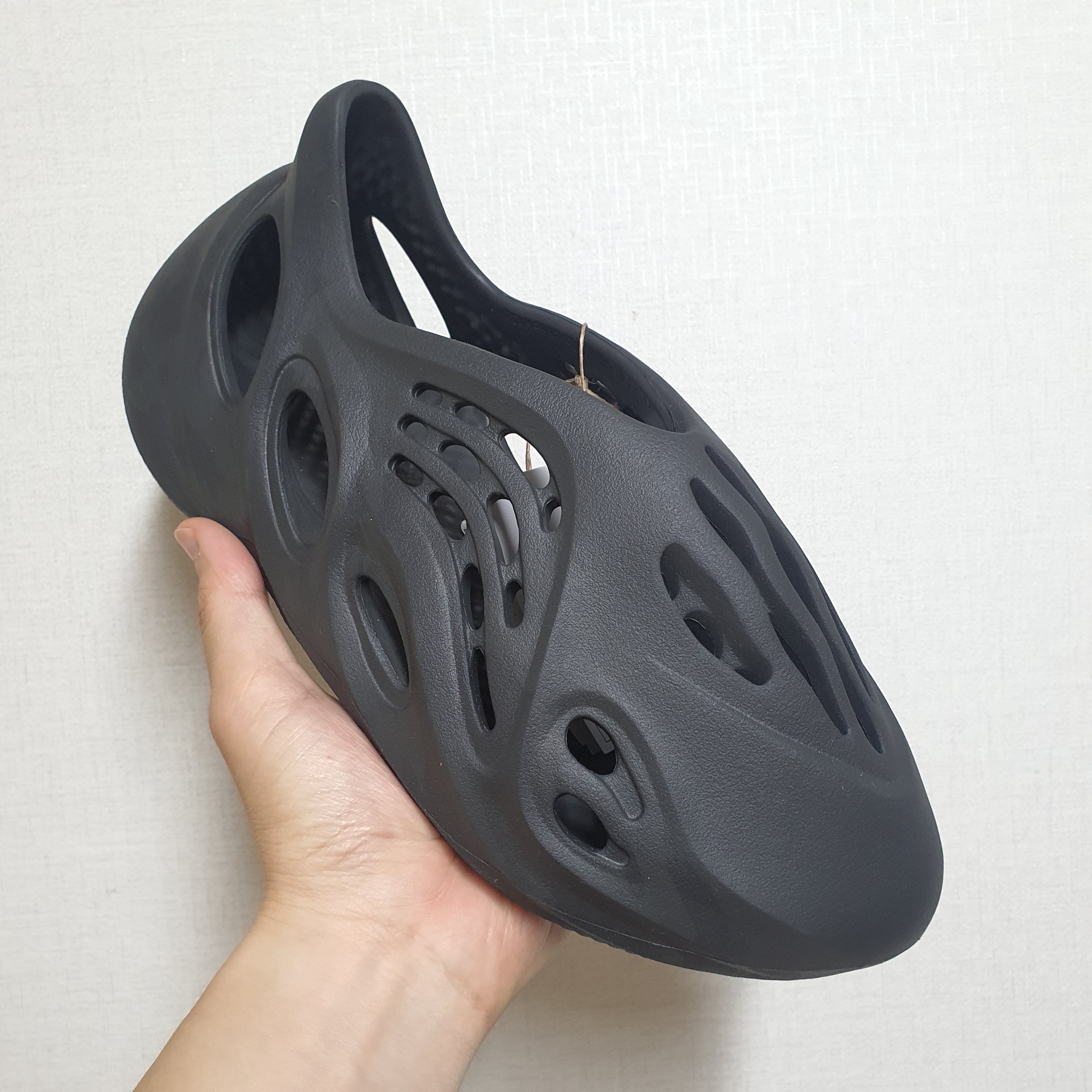 Adidas Yeezy Foam RNNR Onyx 착용 스타일 - 1