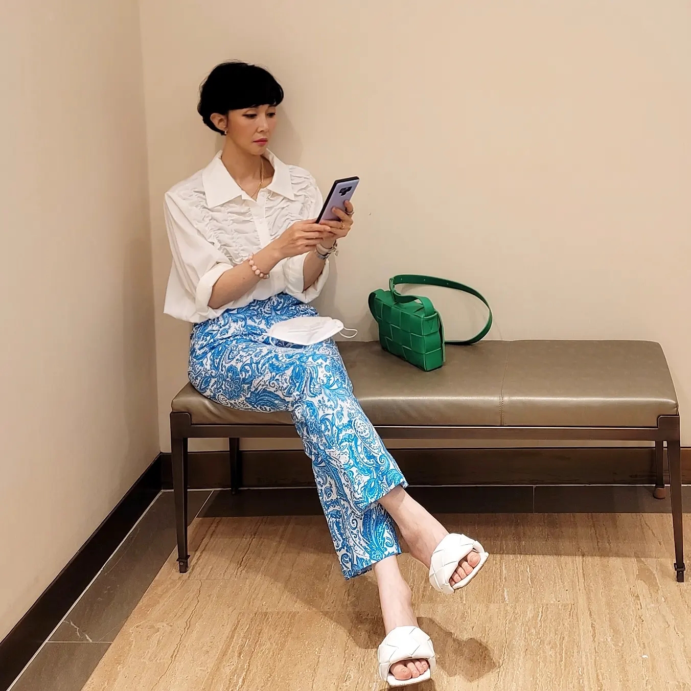 Bottega Veneta Lambskin Leather Cassette Parakeet, (W) Bottega Veneta Lido Mule Blaster 착용 스타일