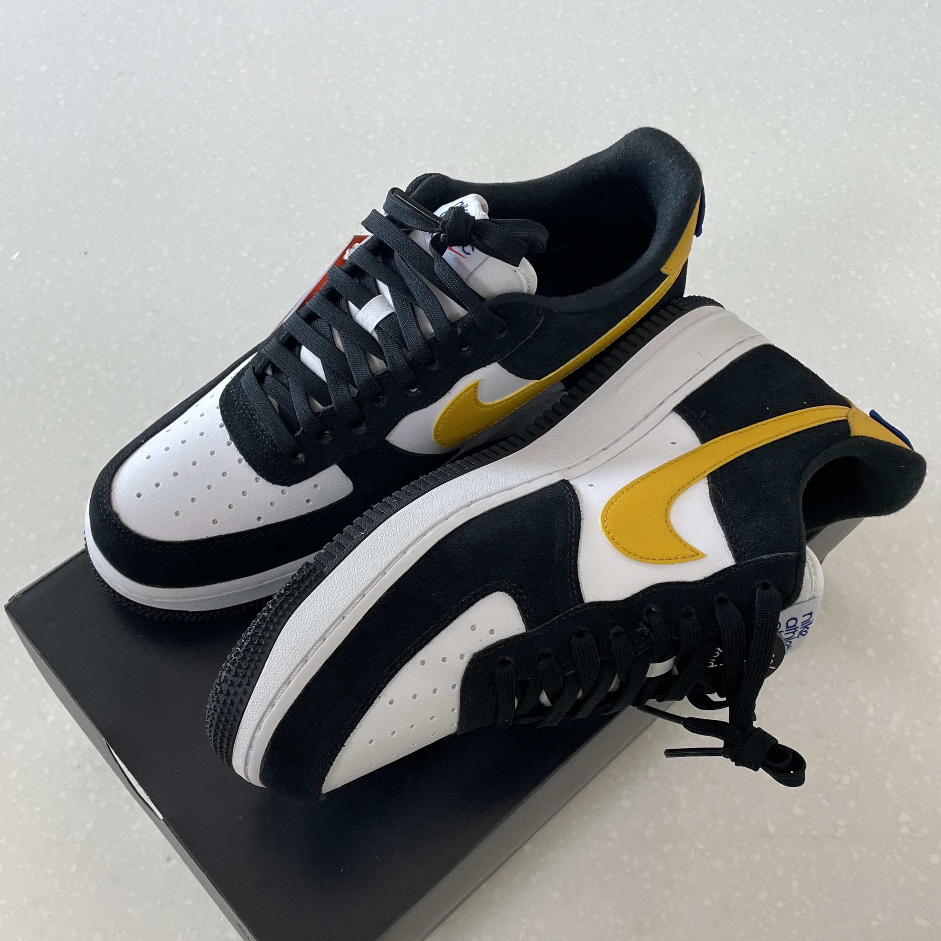 Nike Air Force 1 '07 LV8 Athletic Club Black Dark Sulfur 착용 스타일 - 2