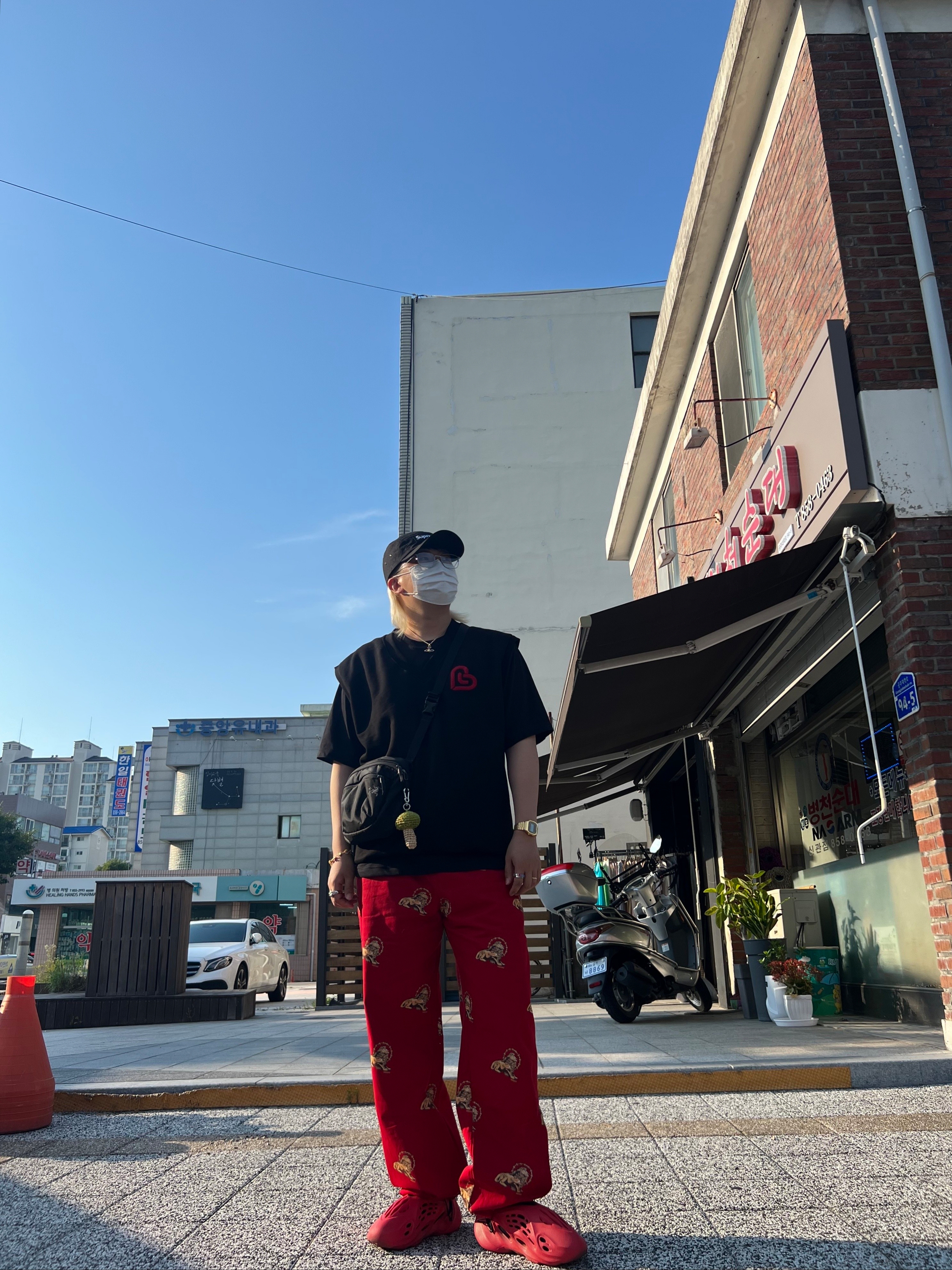 Supreme Waxed Cotton Camp Cap Black - 21FW, Adidas Yeezy Foam RNNR Vermilion 착용 스타일 - 3