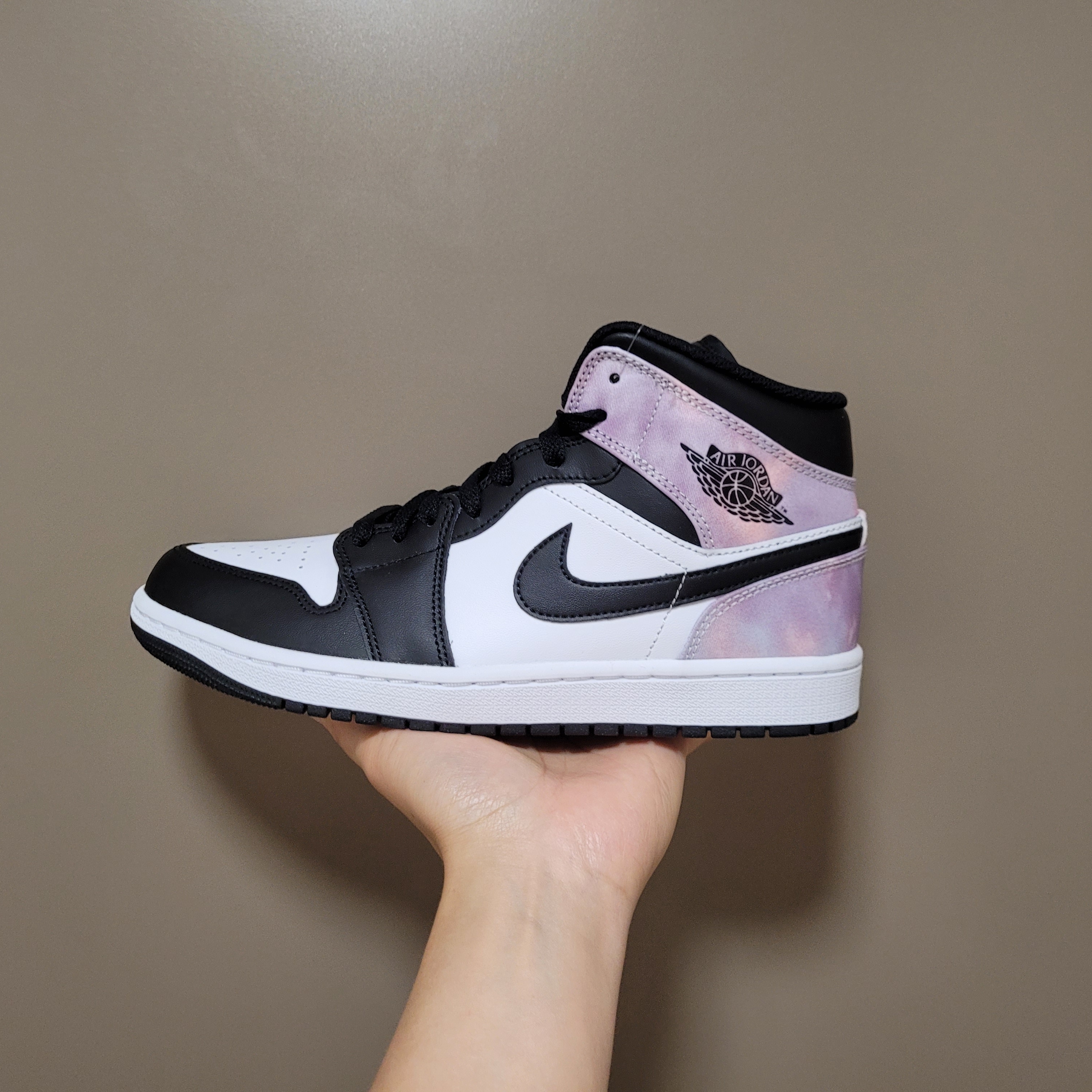 Jordan 1 Mid White Black Tie-Dye 착용 스타일 - 1