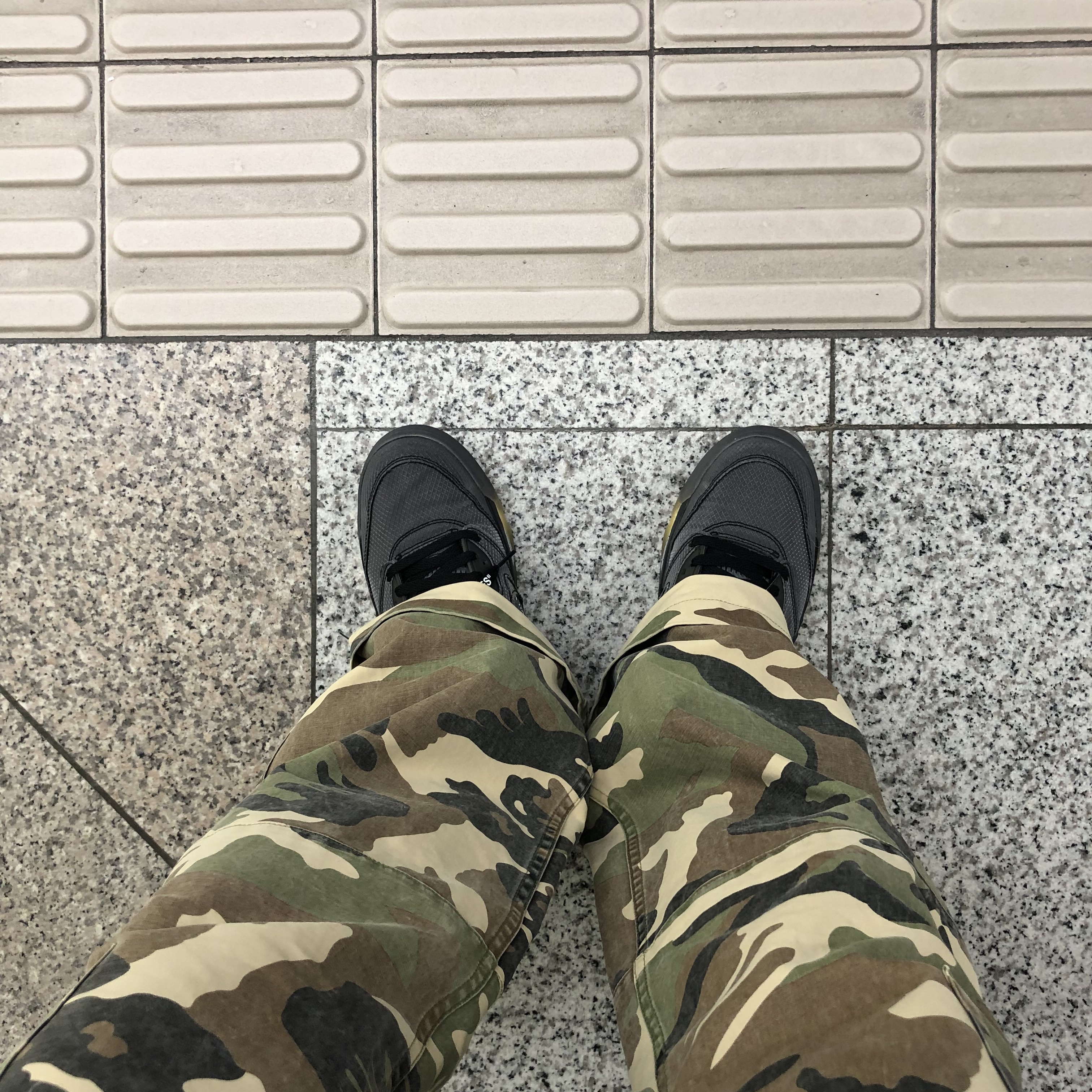 Jordan 5 x Off-White Retro SP Black Muslin 착용 스타일 - 2