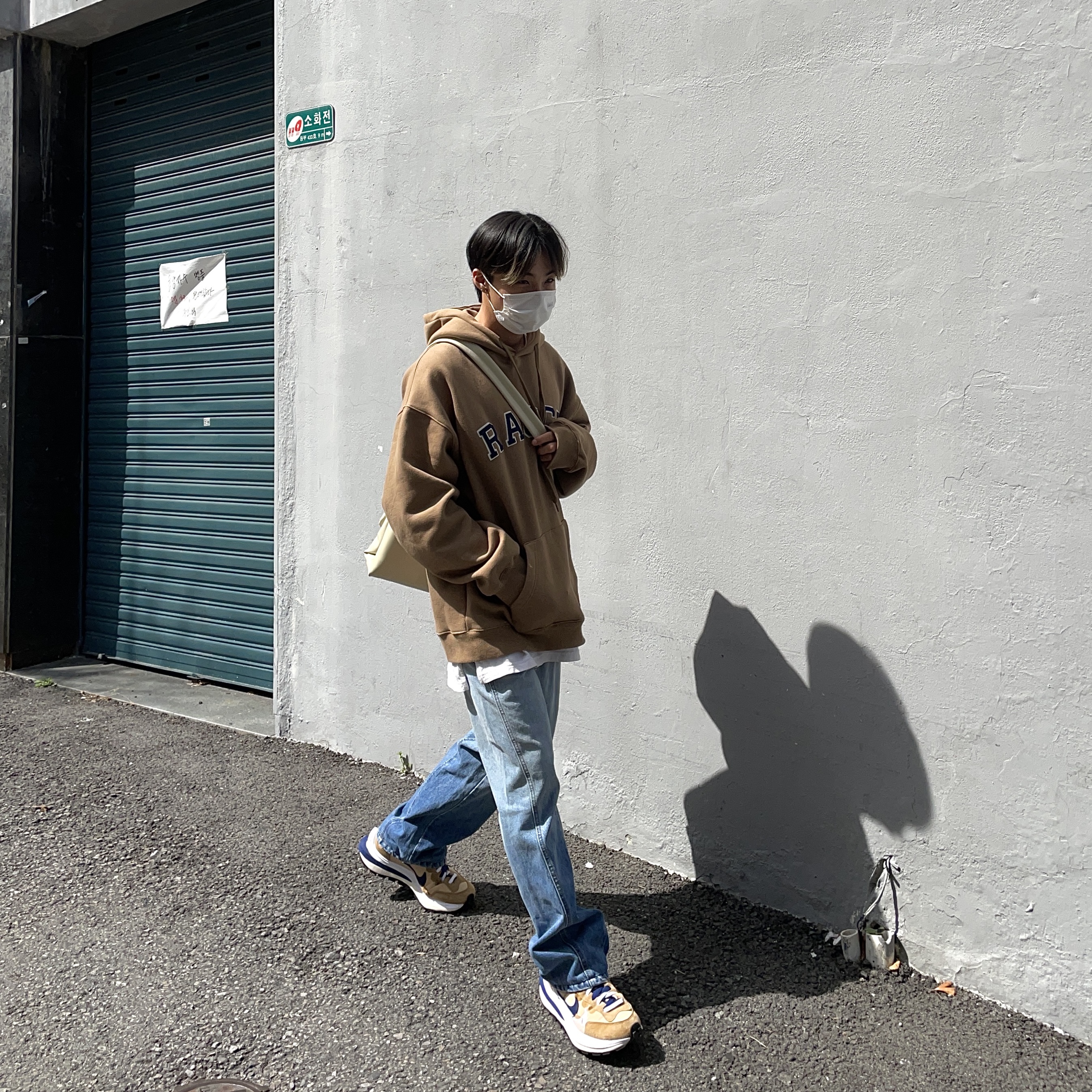 Nike x Sacai VaporWaffle Sesame and Blue Void 착용 스타일 - 2