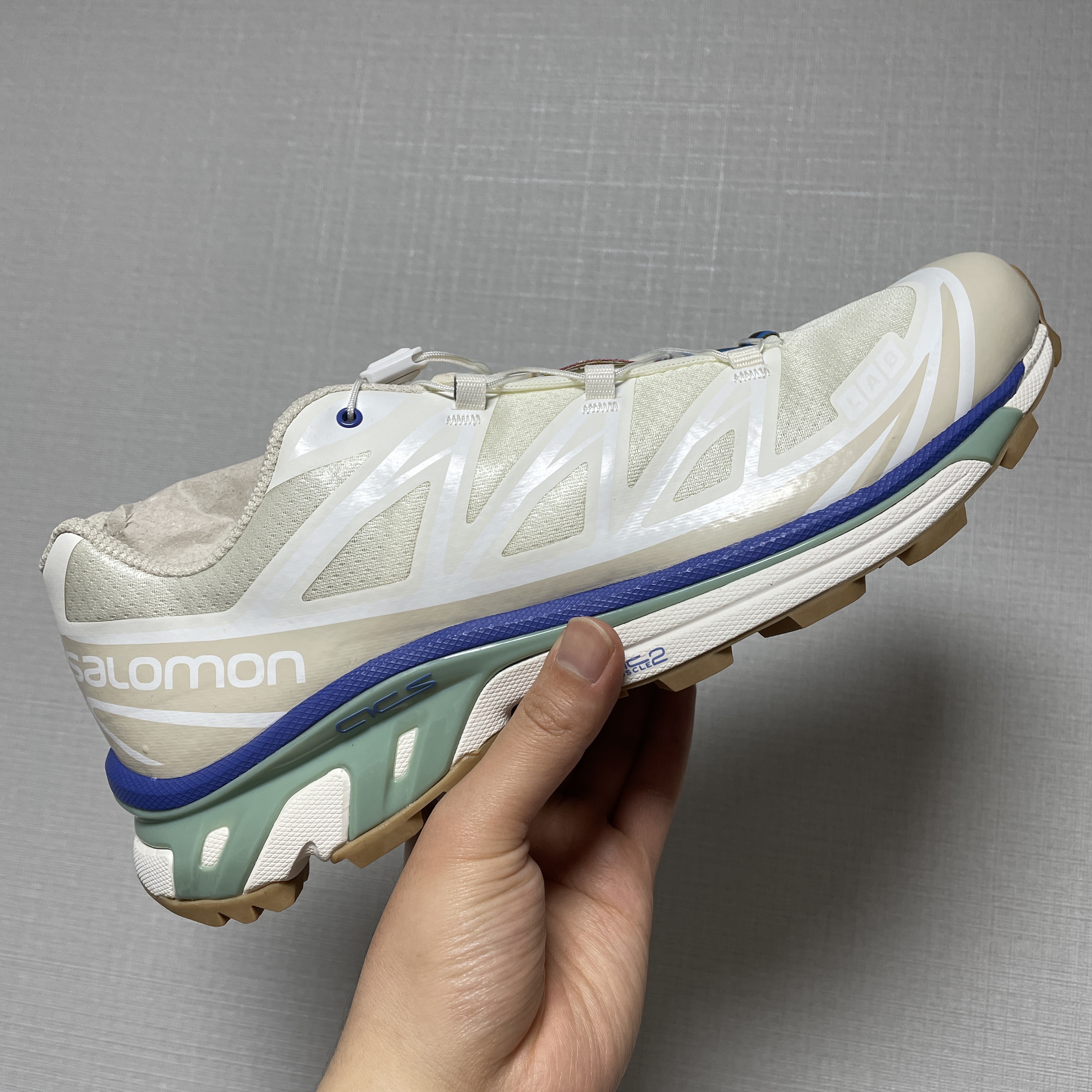 Salomon XT-6 Vanilla Ice Granite Green Gum 착용 스타일 - 2