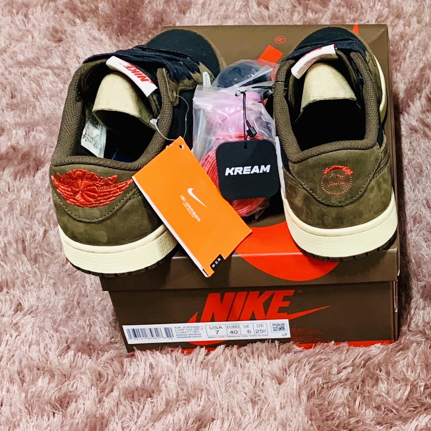 Jordan 1 x Travis Scott Retro Low OG SP Mocha 착용 스타일 - 2
