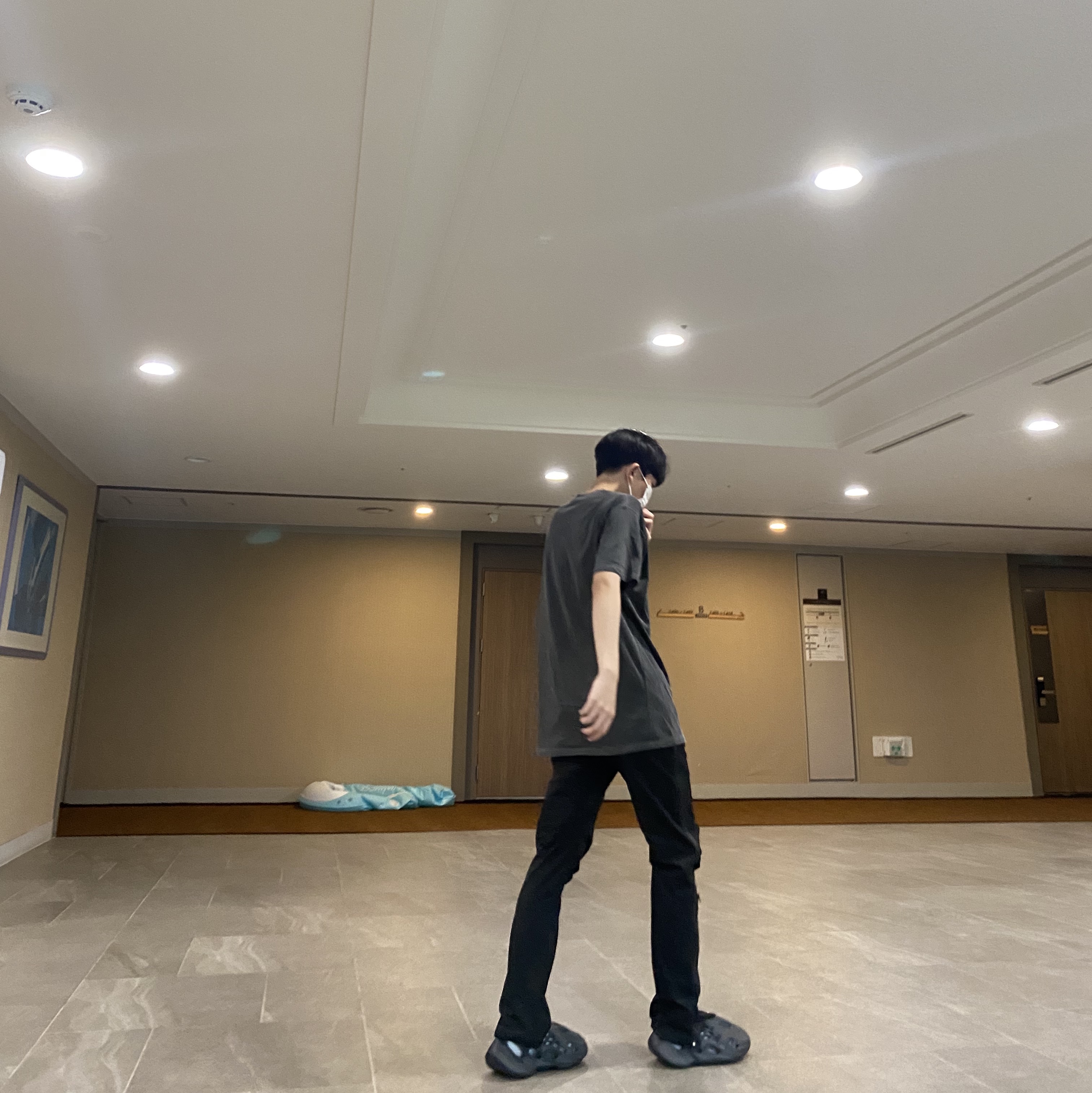 Adidas Yeezy Foam RNNR Onyx 착용 스타일