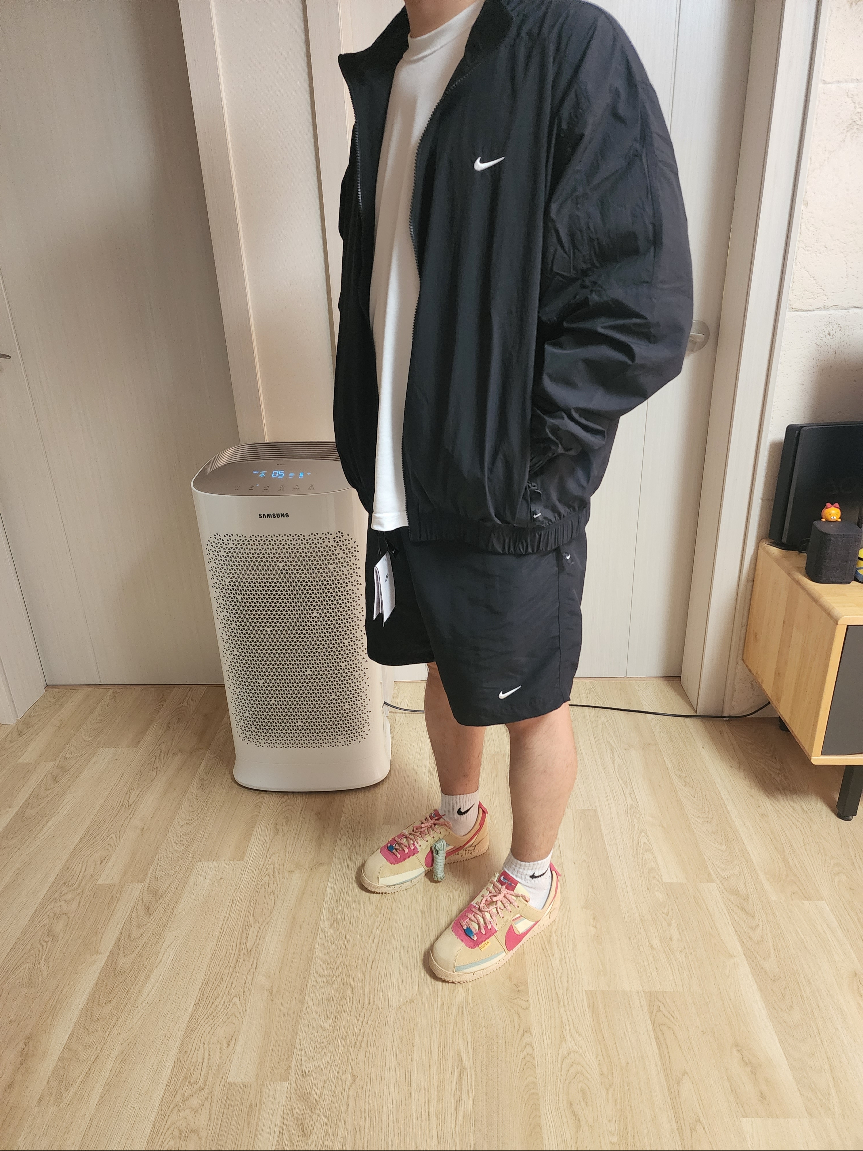 Nike NRG Solo Swoosh Woven Track Pants Black White - Asia, Nike NRG Solo Swoosh Woven Track Jacket Black - Asia 착용 스타일 - 3