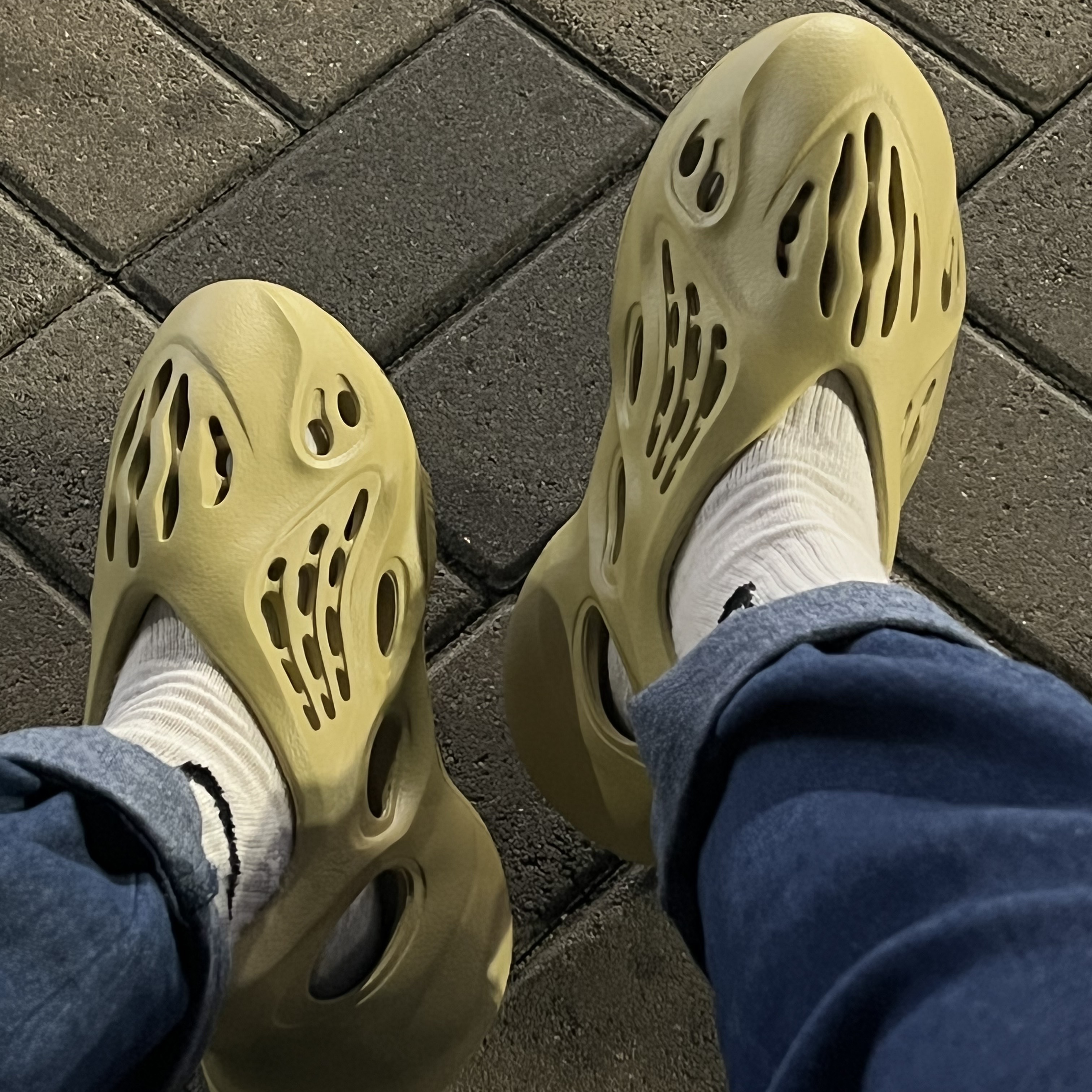Adidas Yeezy Foam RNNR Sulfur 착용 스타일