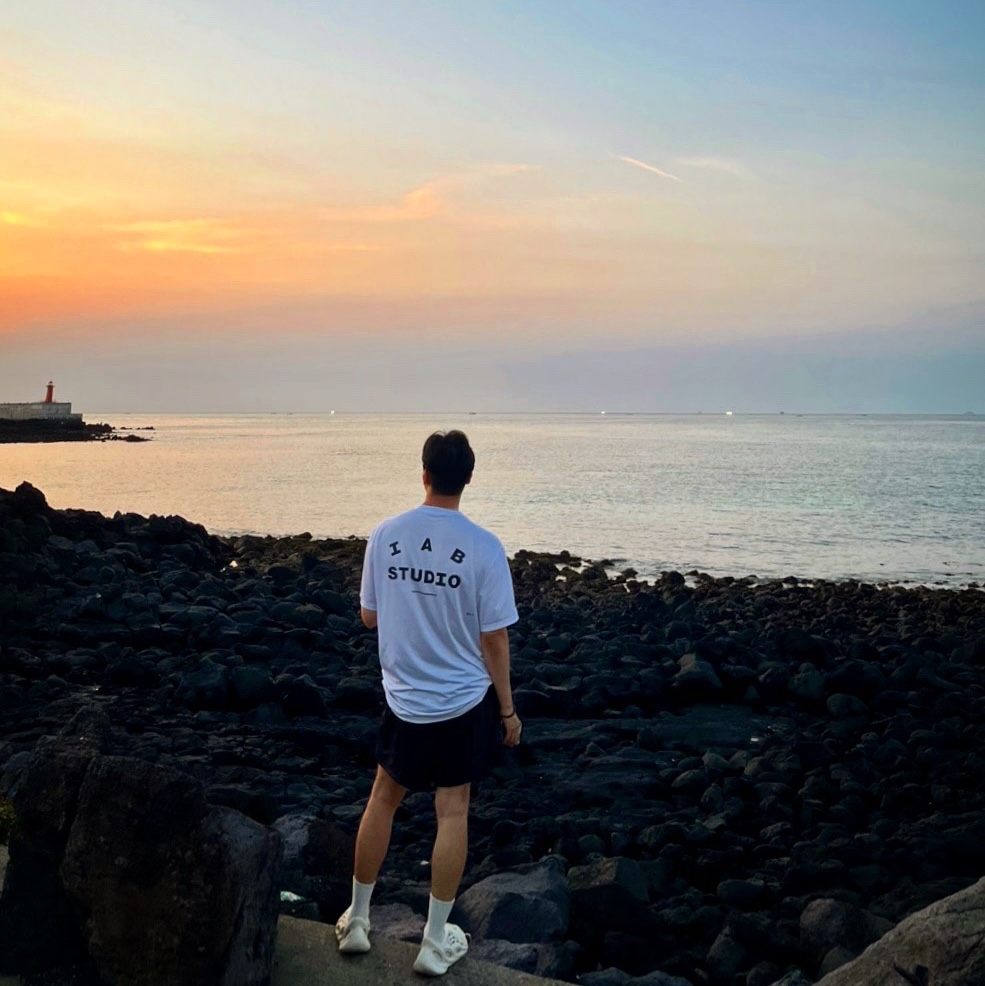 IAB Studio x Asics White Running T-Shirt, Nike x Fear of God Basketball Shorts Off Noir 착용 스타일