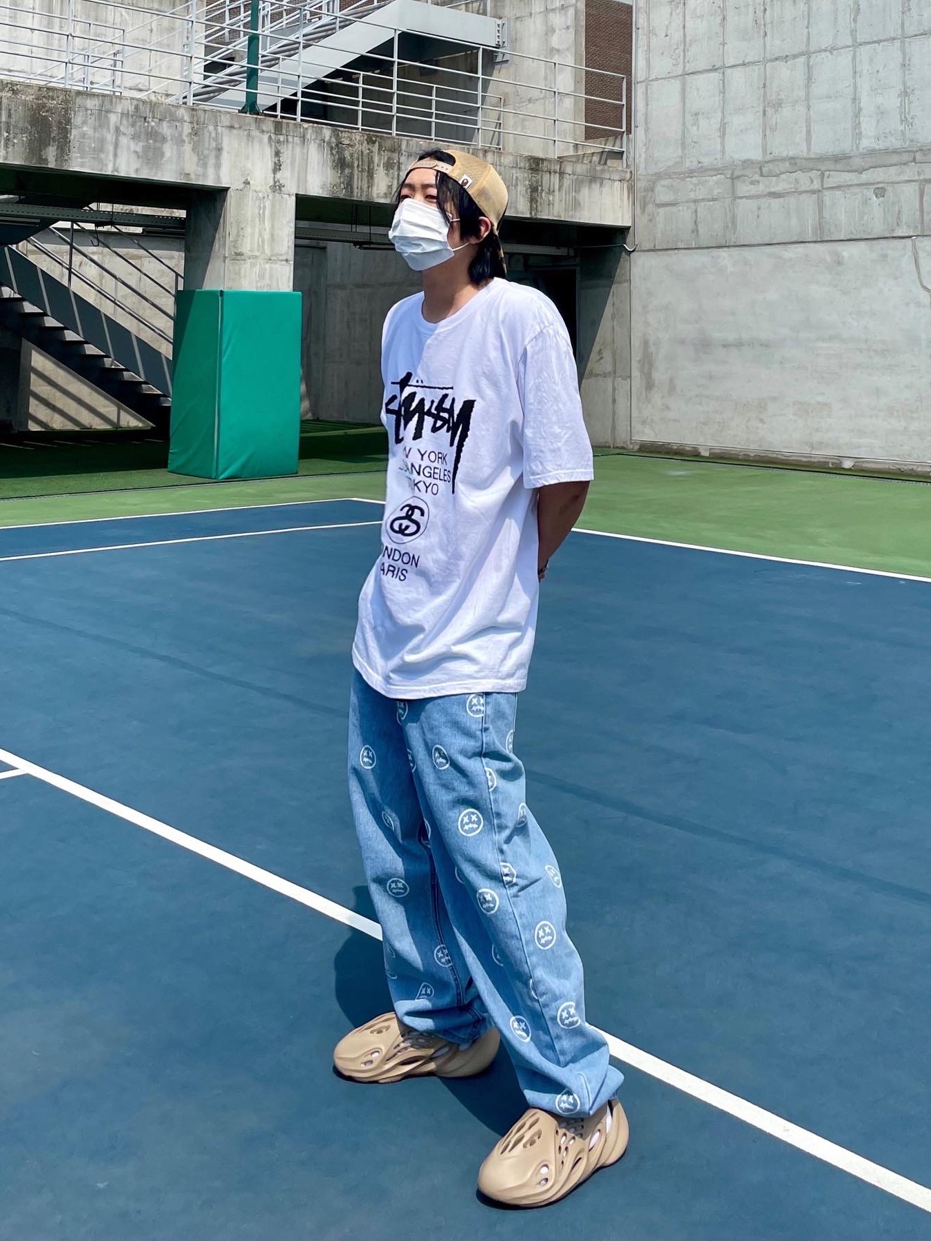 Adidas Yeezy Foam RNNR Mist, Stussy x BAPE Trucker Cap Yellow 착용 스타일 - 2