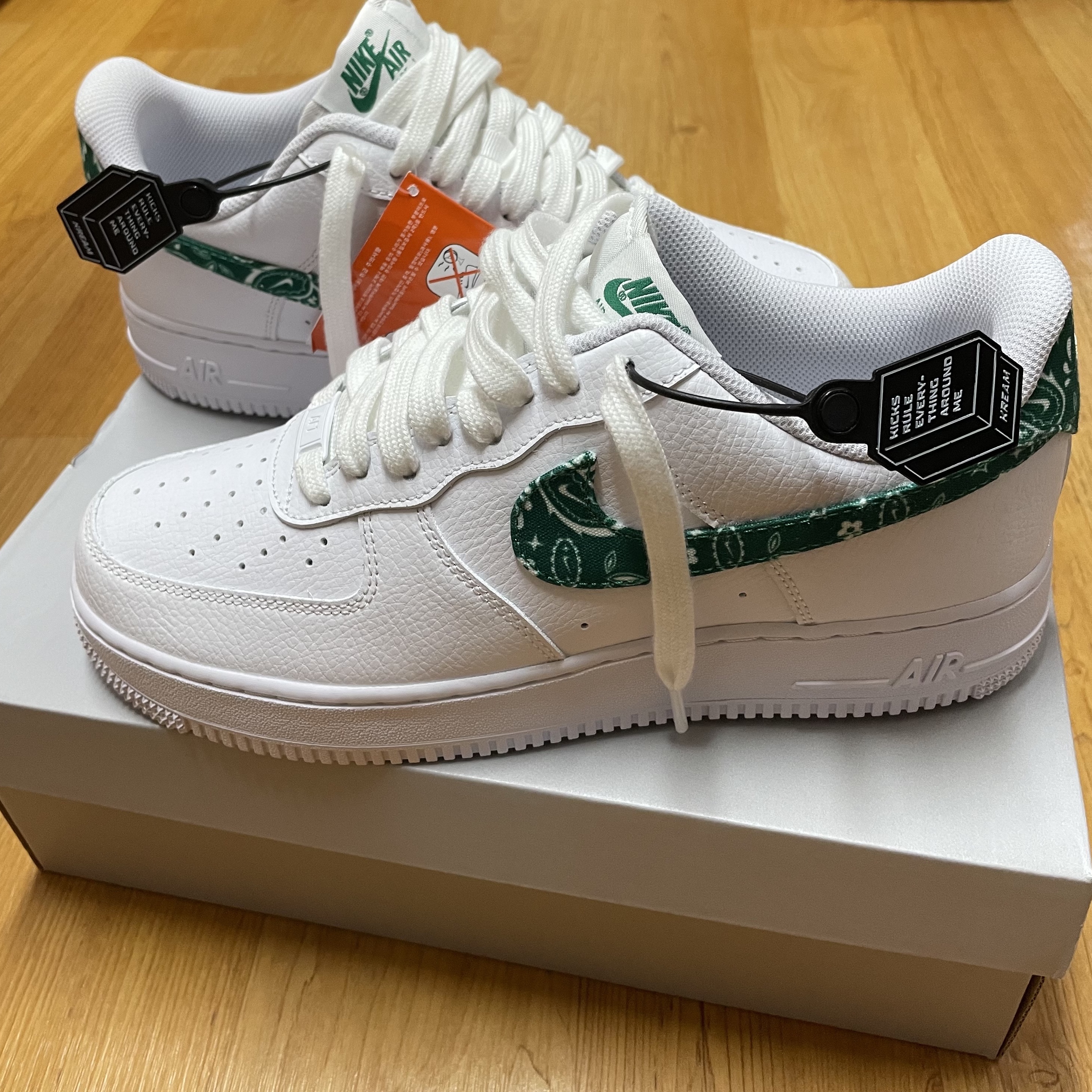 (W) Nike Air Force 1 '07 Essential Paisley Swoosh White Malachite 착용 스타일
