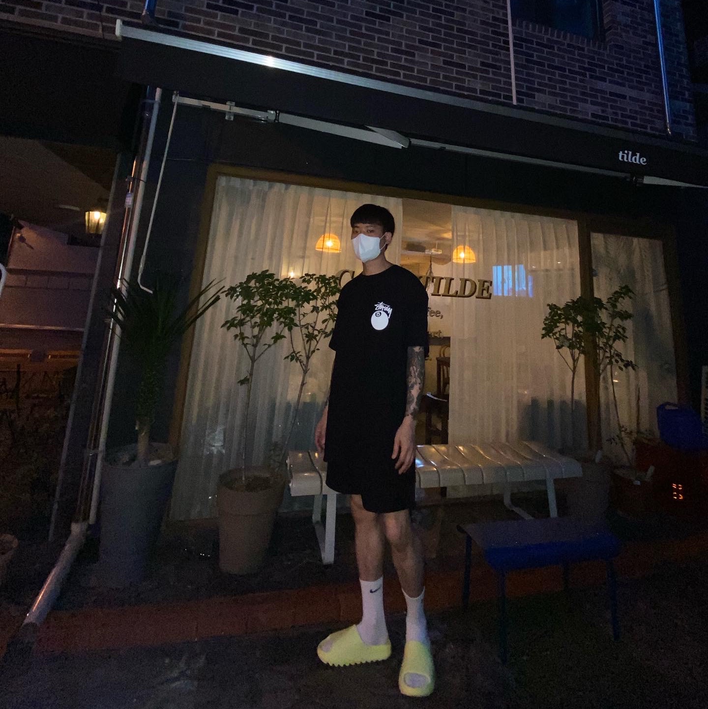 Supreme Bandana Tarp Side Bag Red - 21SS, Adidas Yeezy Slide Glow Green 2022/2023 착용 스타일 - 1