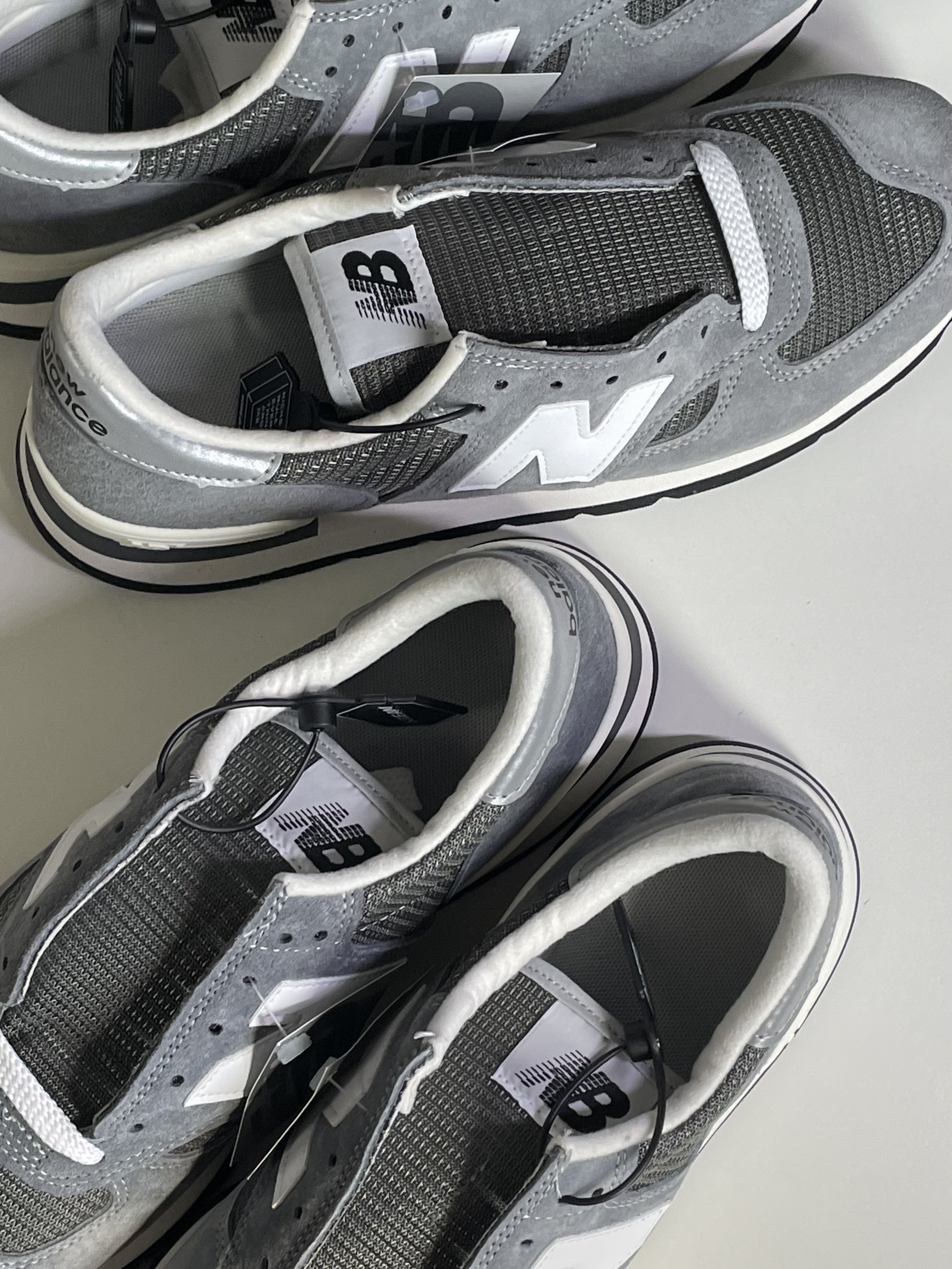 New Balance 990v1 Made in USA Grey White 착용 스타일 - 1