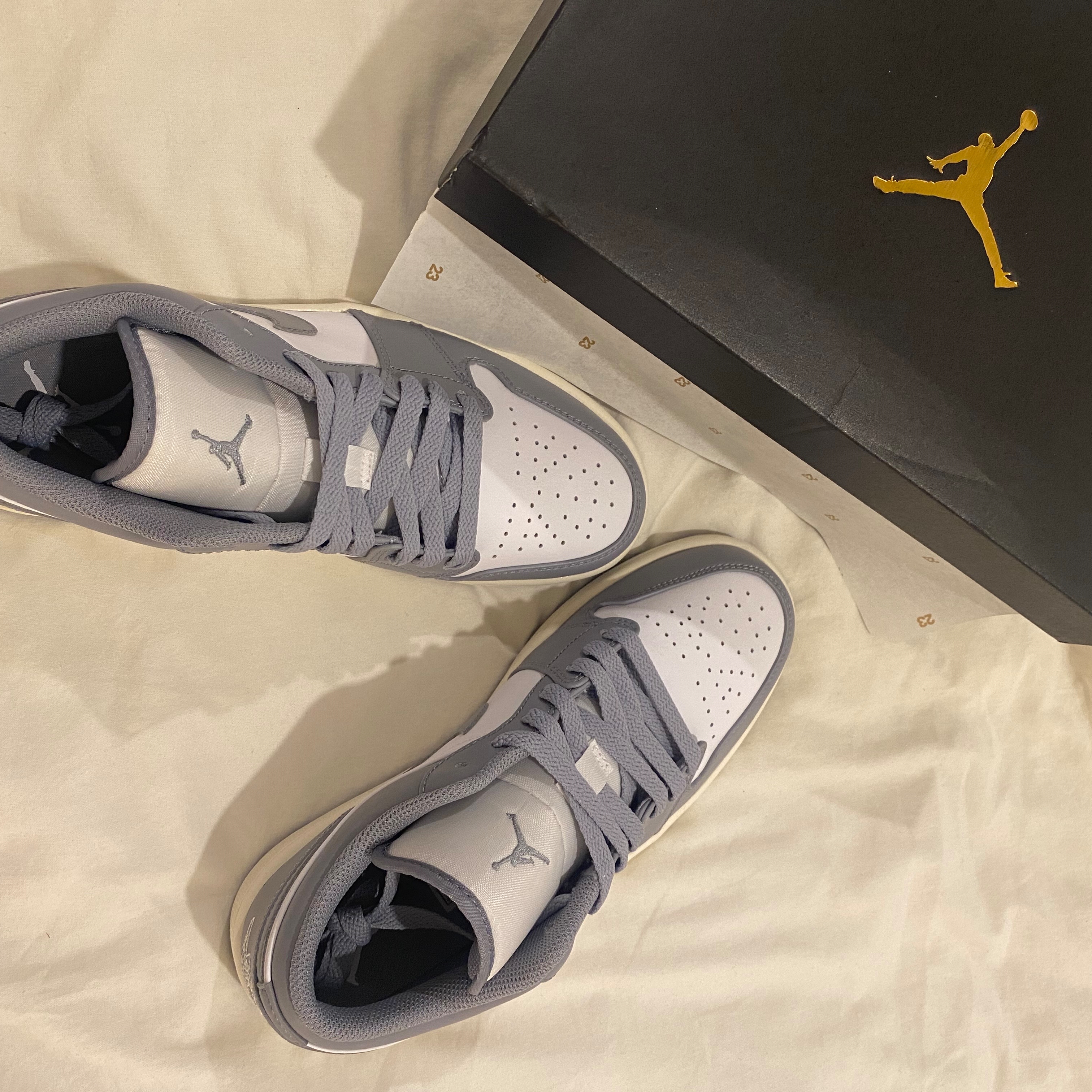 Jordan 1 Low Stealth and White 착용 스타일 - 1