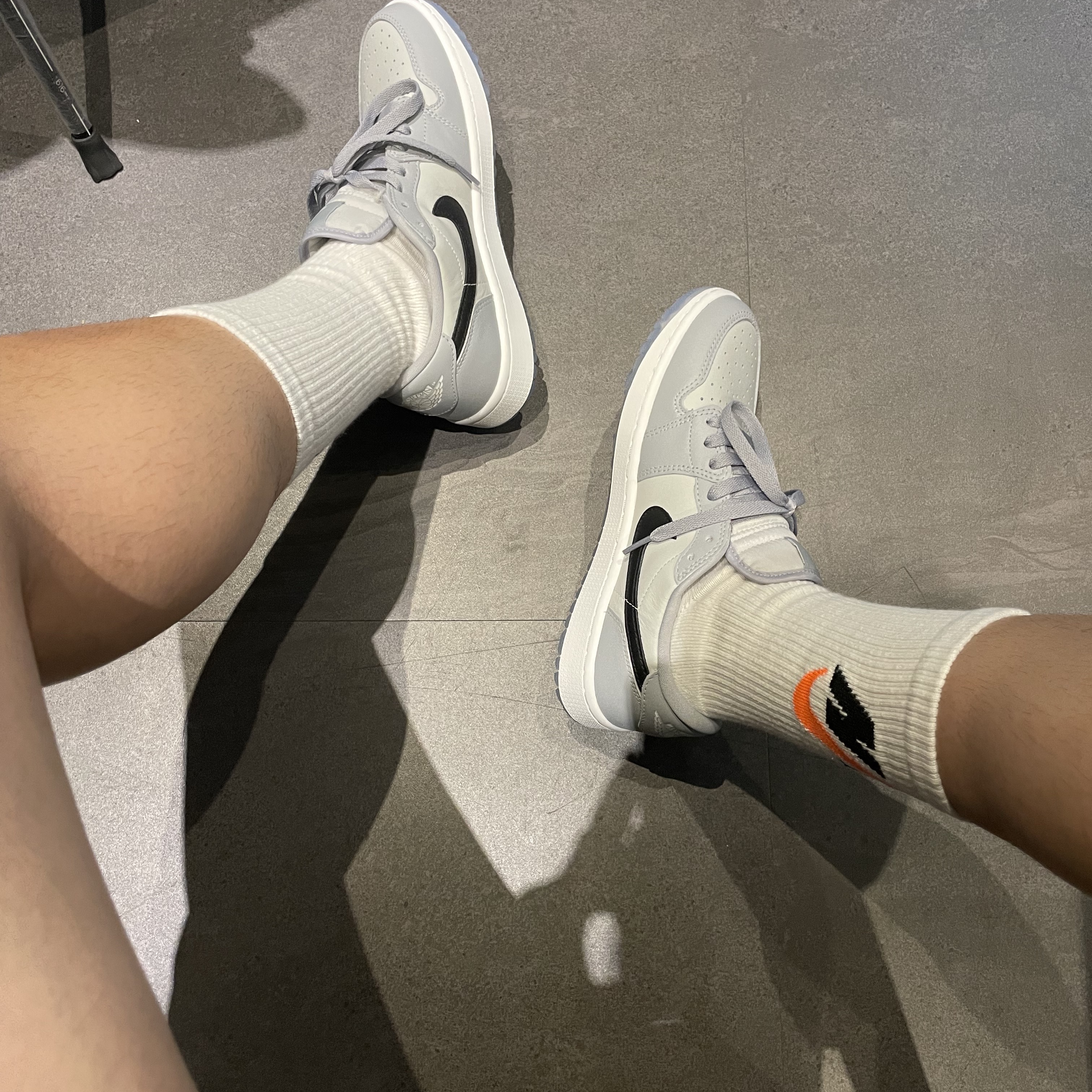 Jordan 1 Low Golf Wolf Grey 착용 스타일 - 2