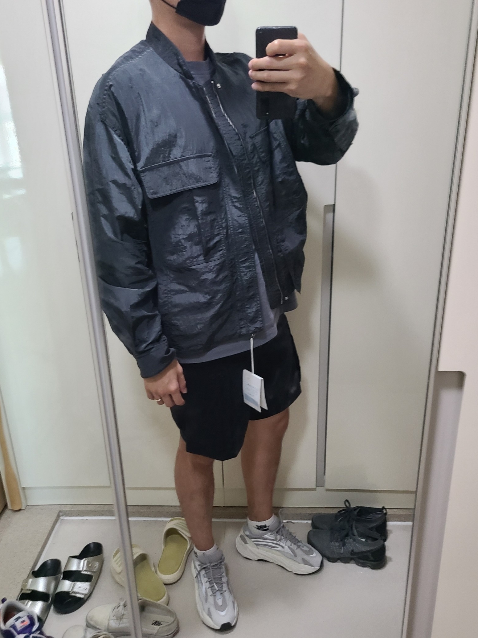 Adidas Yeezy Boost 700 V2 Static 2022, Nike x Sacai VaporWaffle Dark Iris 착용 스타일 - 2
