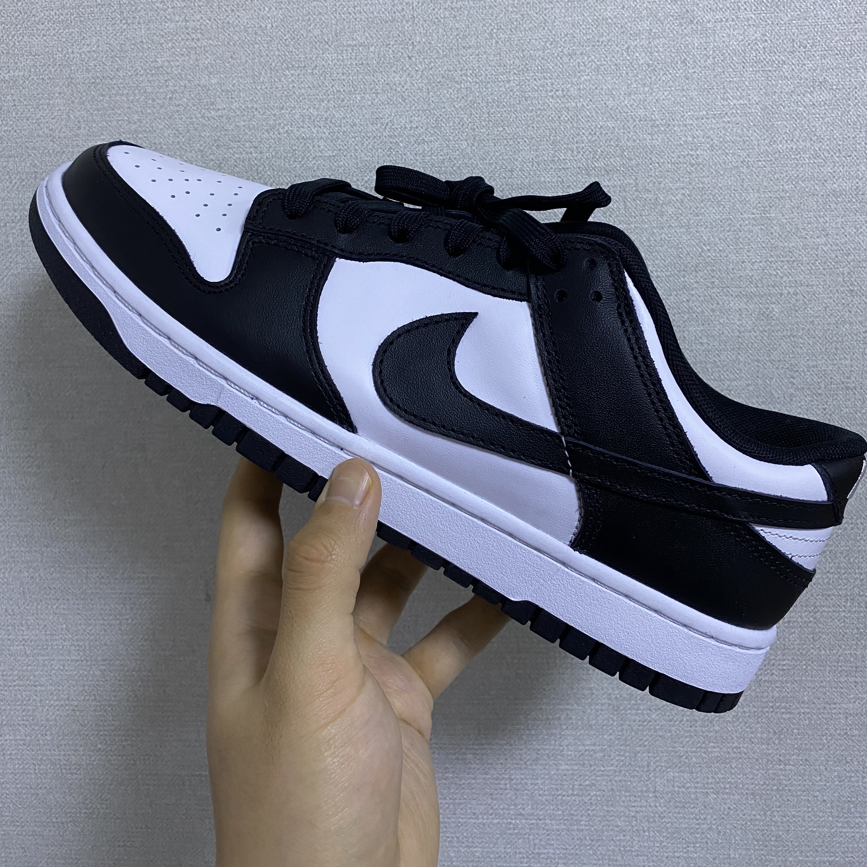 Nike Dunk Low Retro Black 착용 스타일 - 1