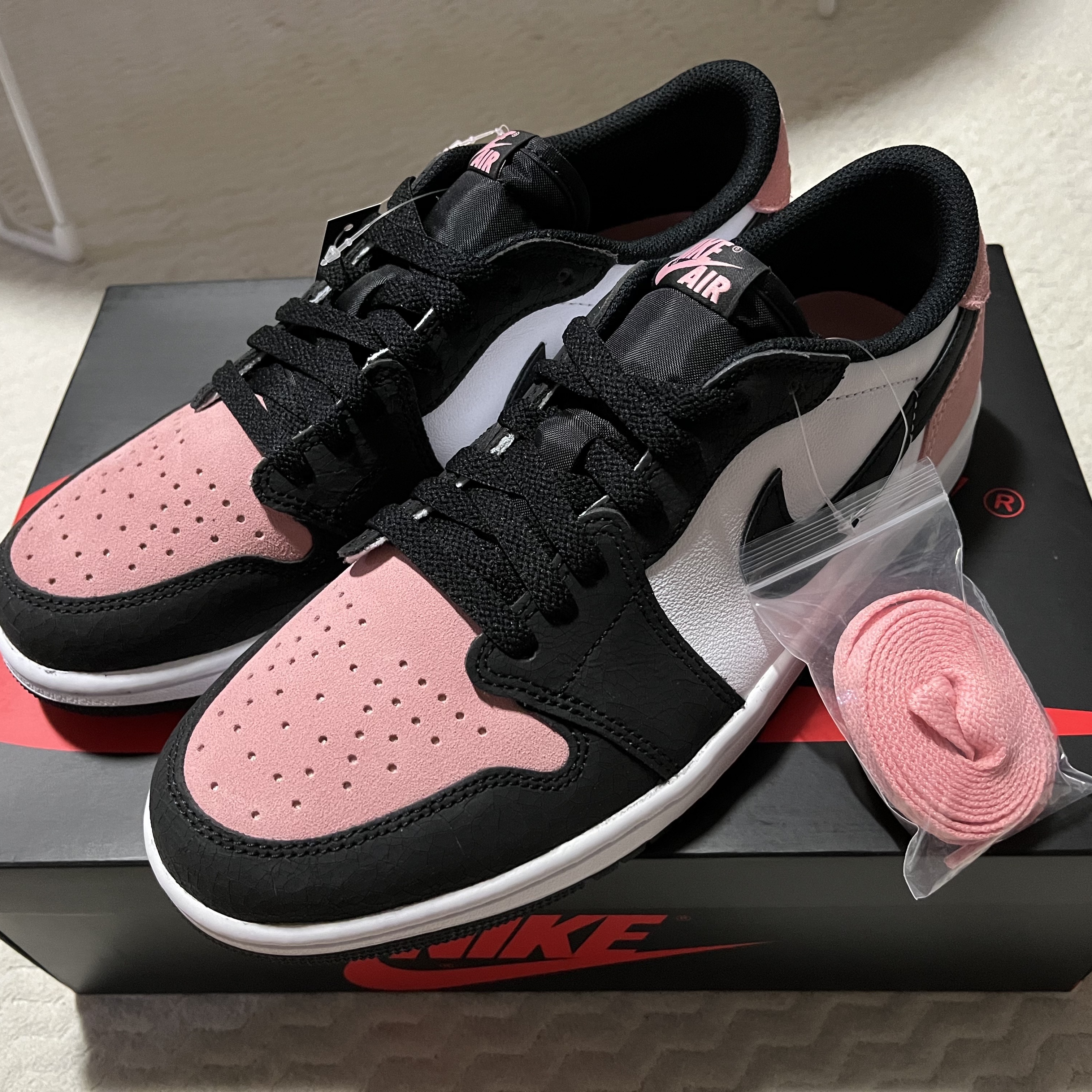 Jordan 1 Retro Low OG Bleached Coral 착용 스타일 - 3