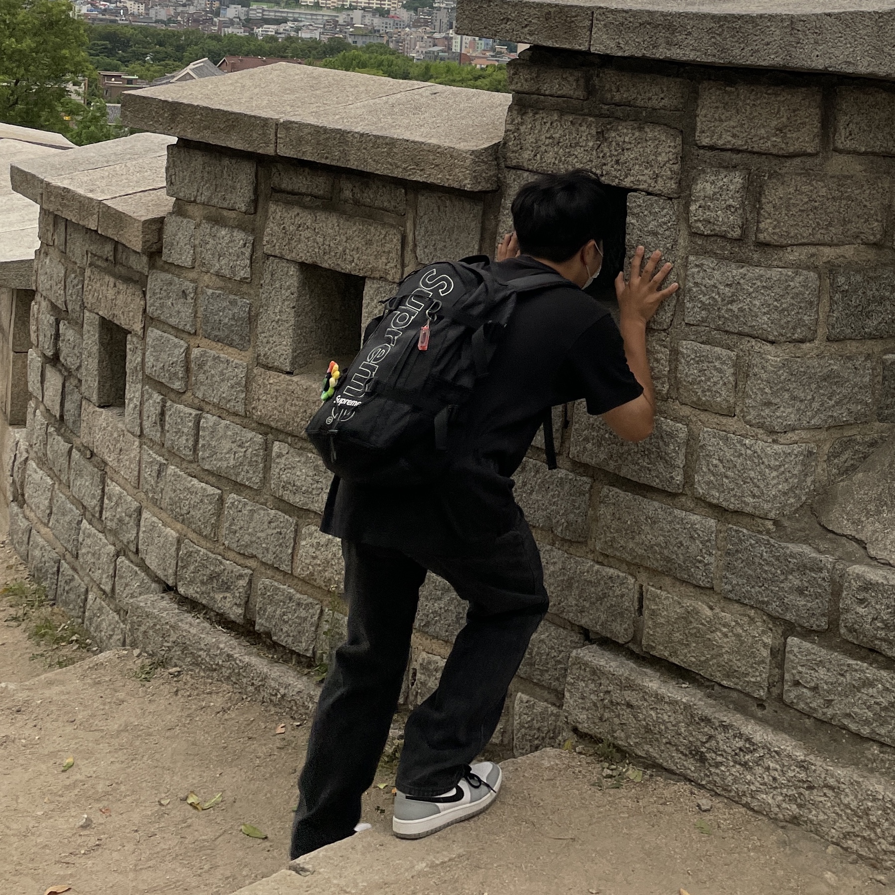 Supreme Backpack Black - 18FW, Jordan 1 Mid Light Smoke Grey 착용 스타일